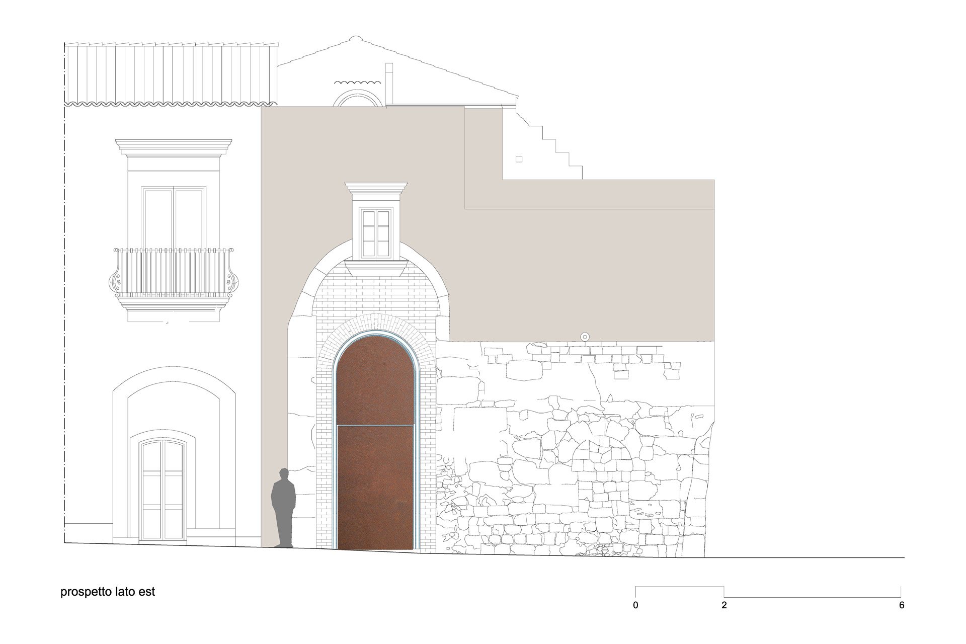 Prospetto Est con il portale in acciaio corte