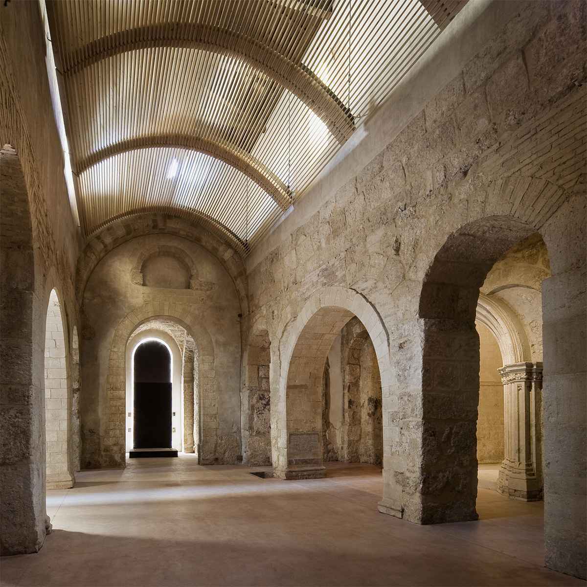 Veduta dll'interno con il controsoffitto e il portale parzialmente aperto