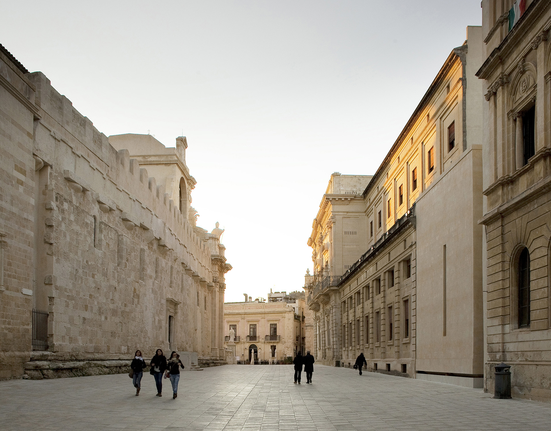 Piazza Minerva, Tempio dorico inglobato nella Cattedrale sulla sinistra, il Padiglione d’ingresso agli scavi sulla destra