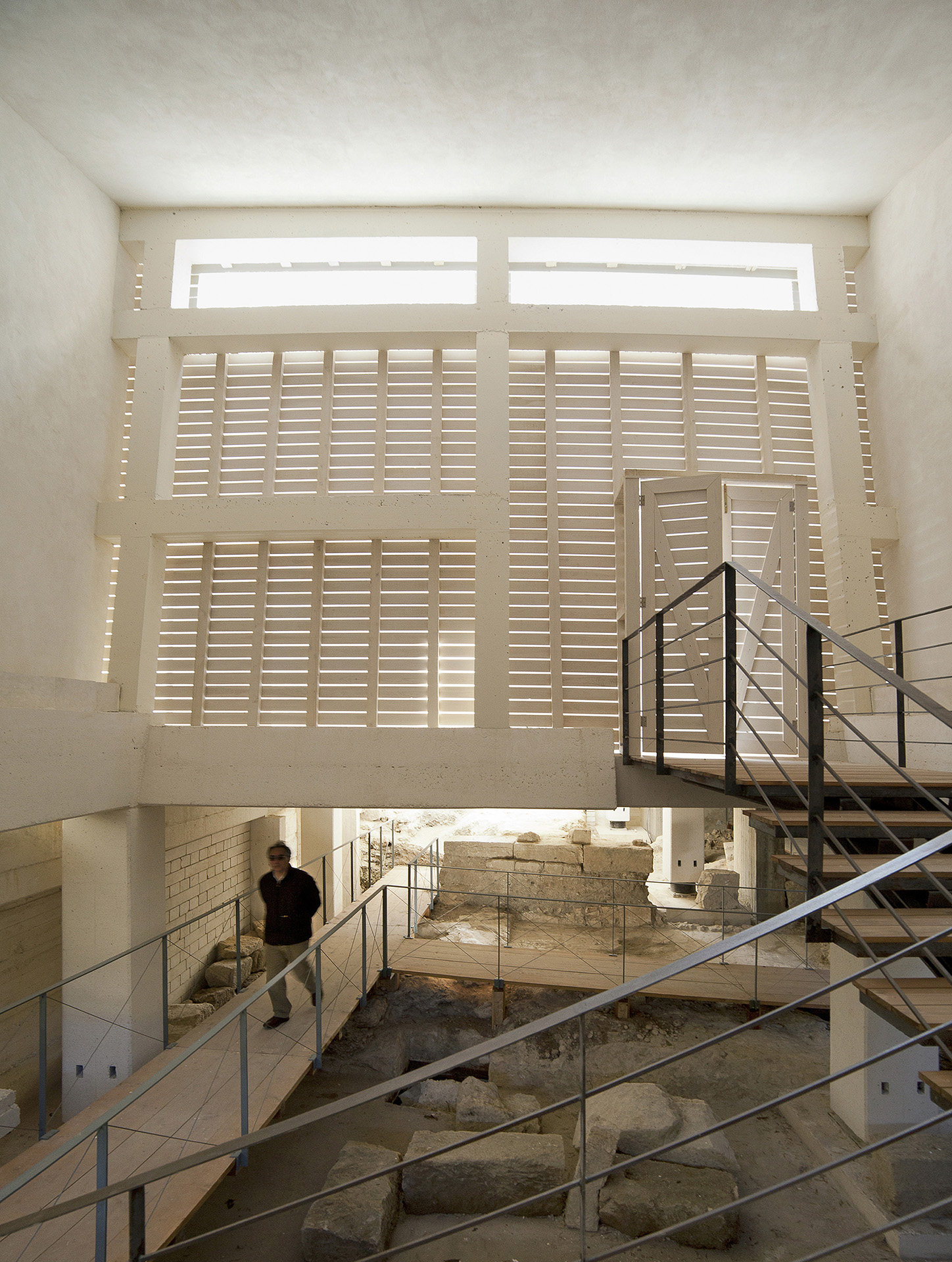 Vista interna del padiglione e degli scavi 