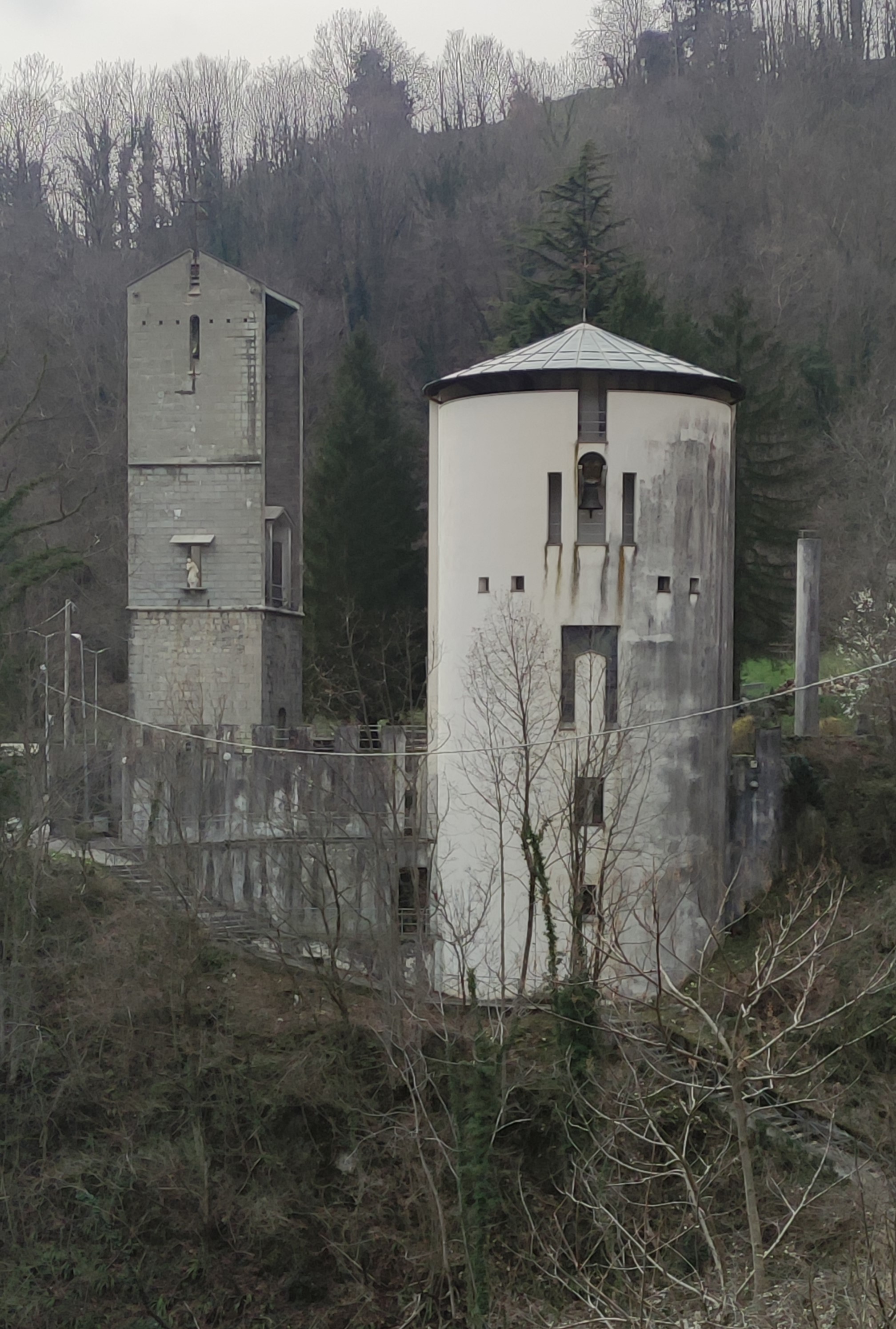 Veduta complessiva dell'abside e del campanile