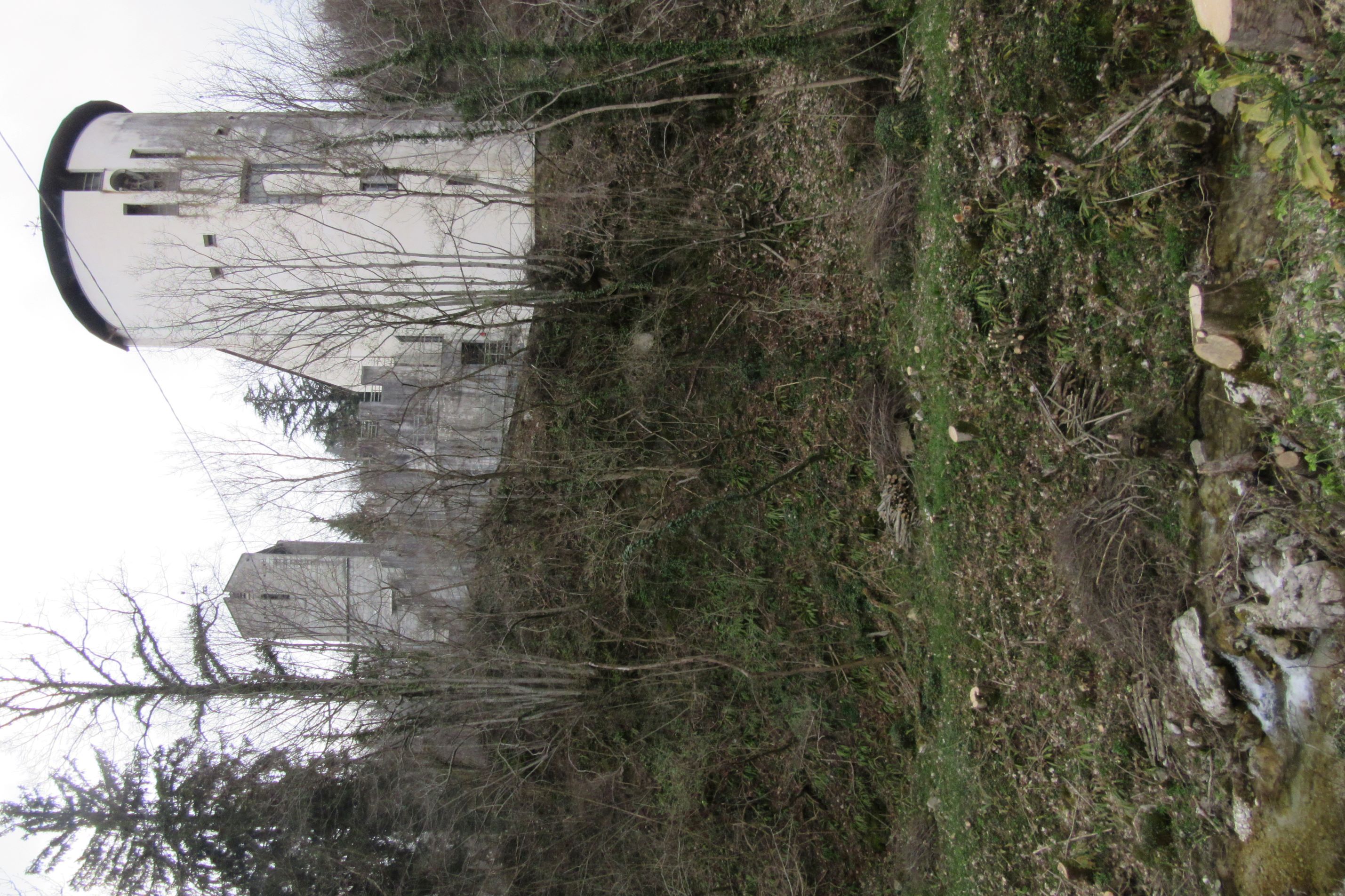 Veduta dal fondo della scarpata