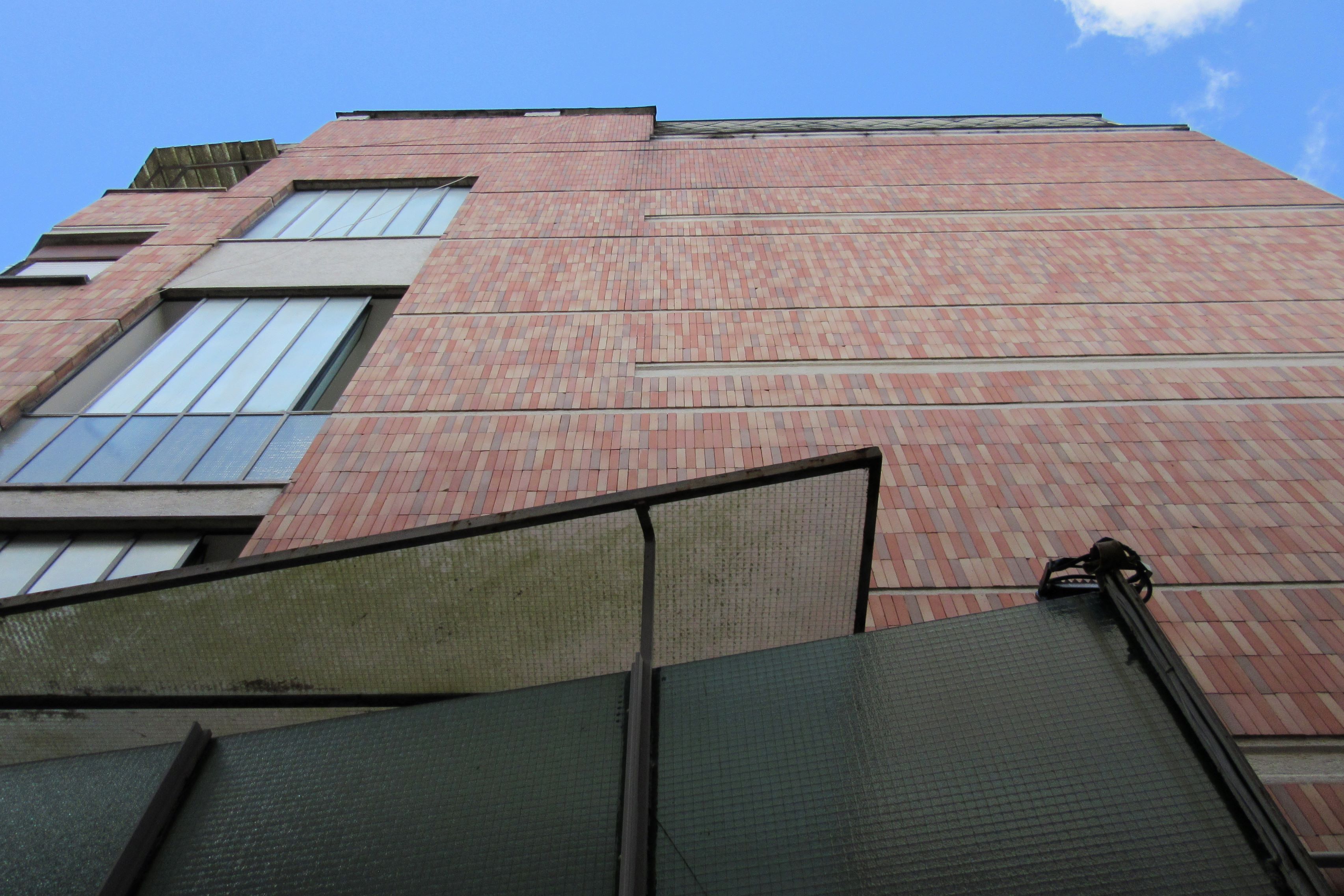 Il fronte laterale con la pensilina dell'ingresso al primo piano