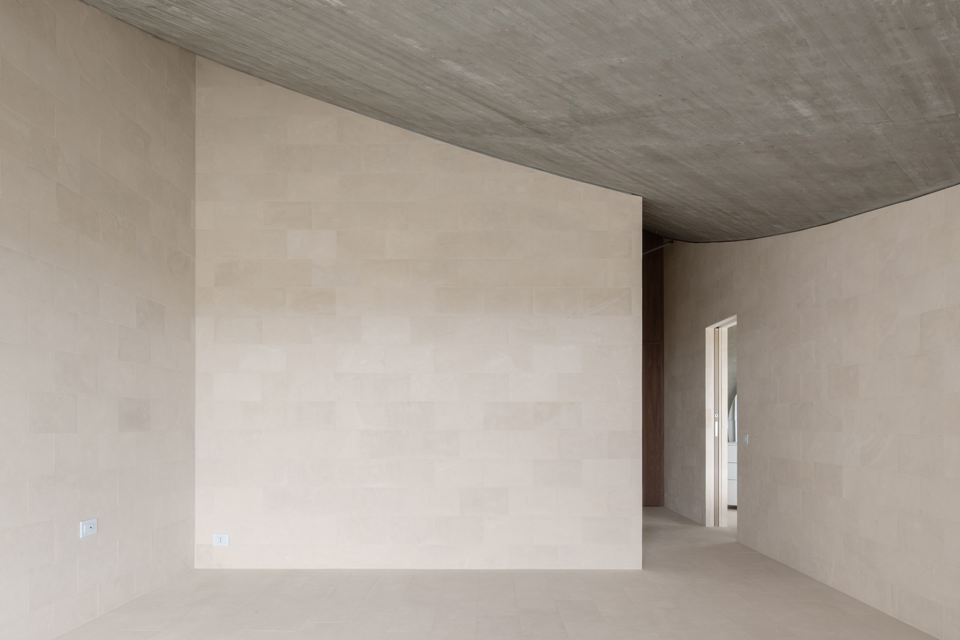 RP01 - Vista dell'ingresso di una delle camere