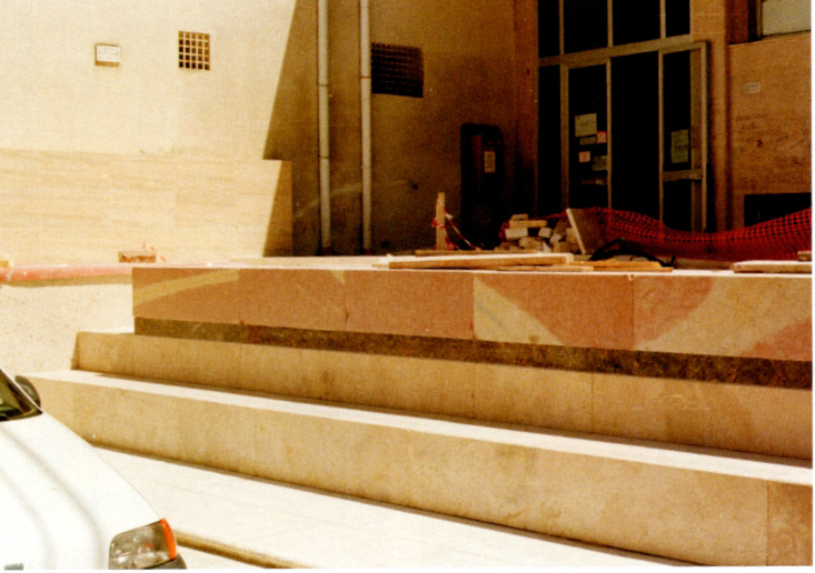 Piazza Giovanni XXIII, seduta