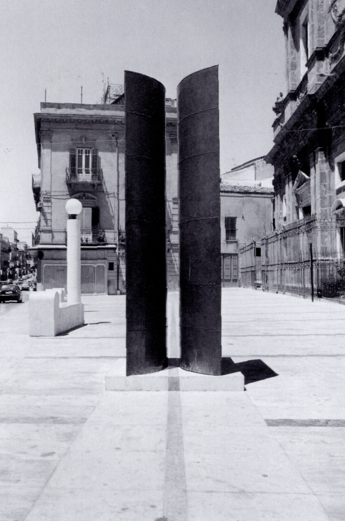 Piazza IV Novembre, totem