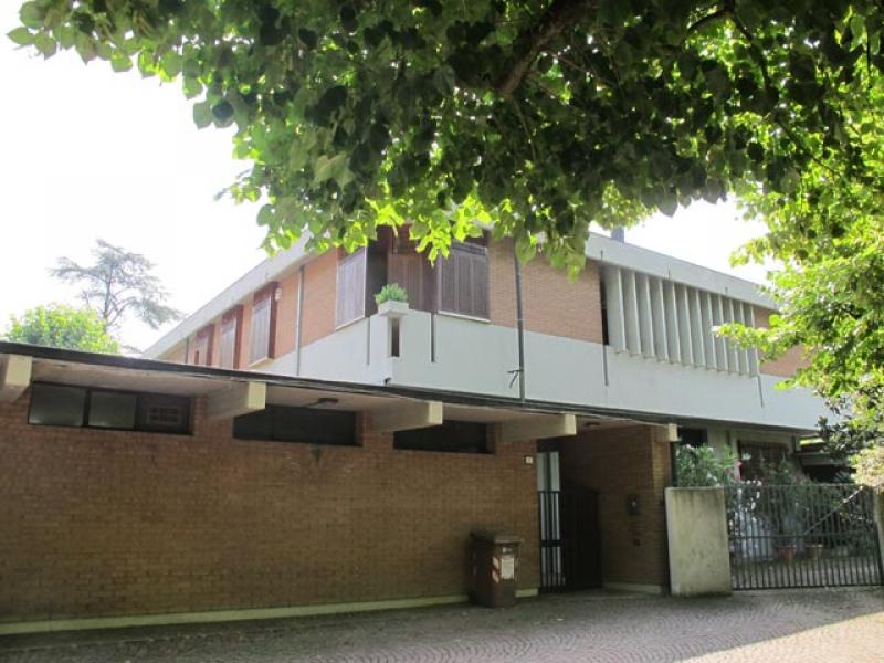 Vista della terza villa e del muro di recinzione