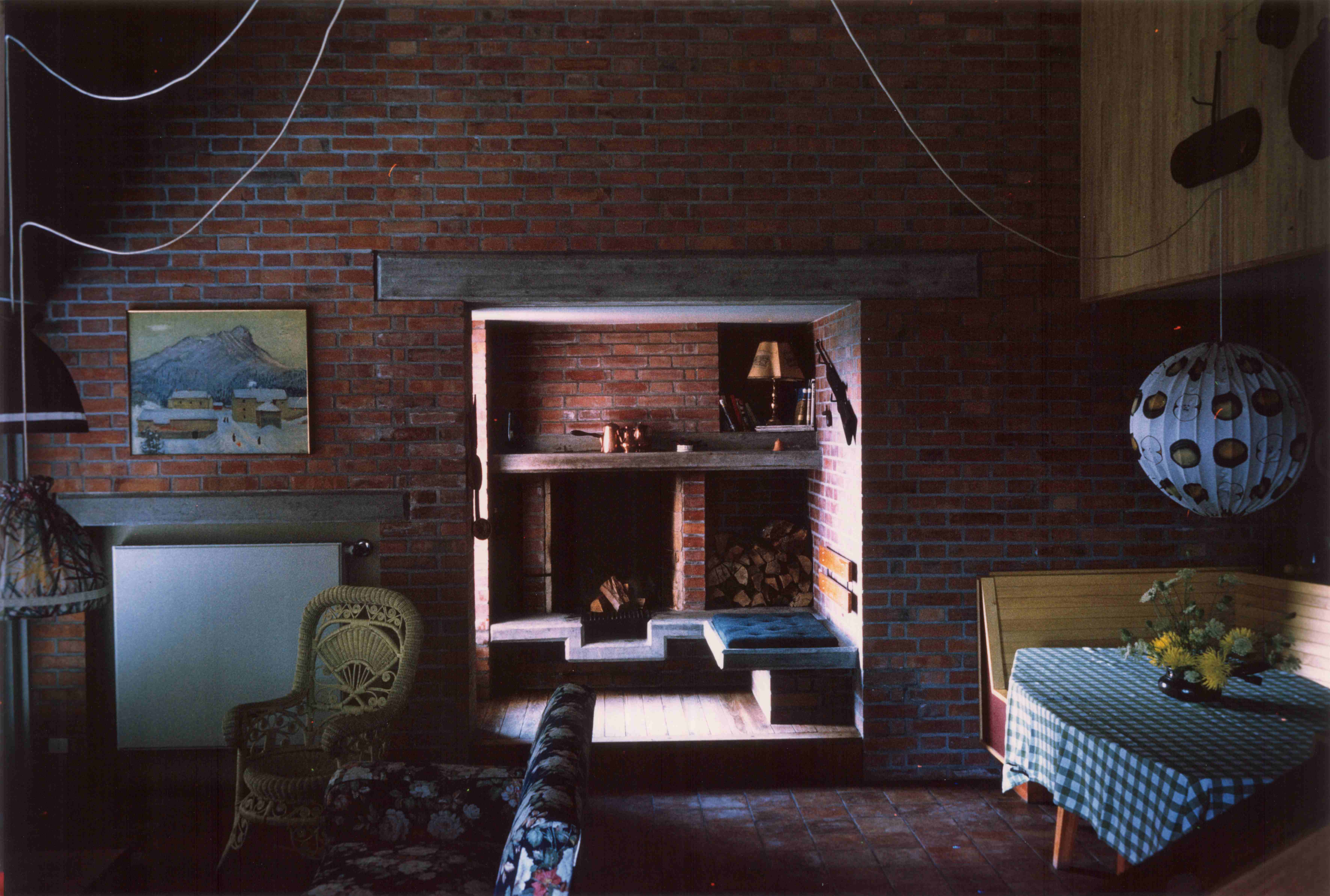 Vista del soggiorno con la nicchia del camino