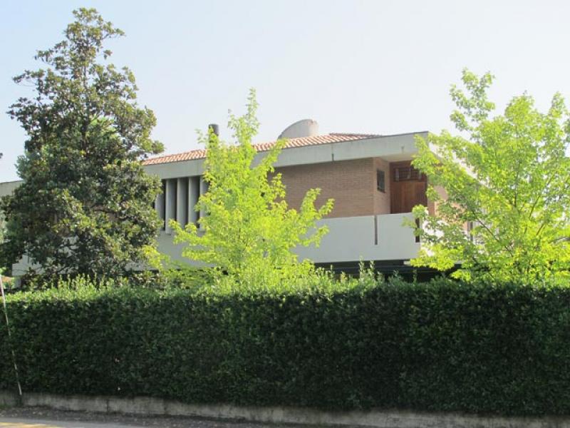 Il corpo aggettante della terza villa e il muro di recinzione