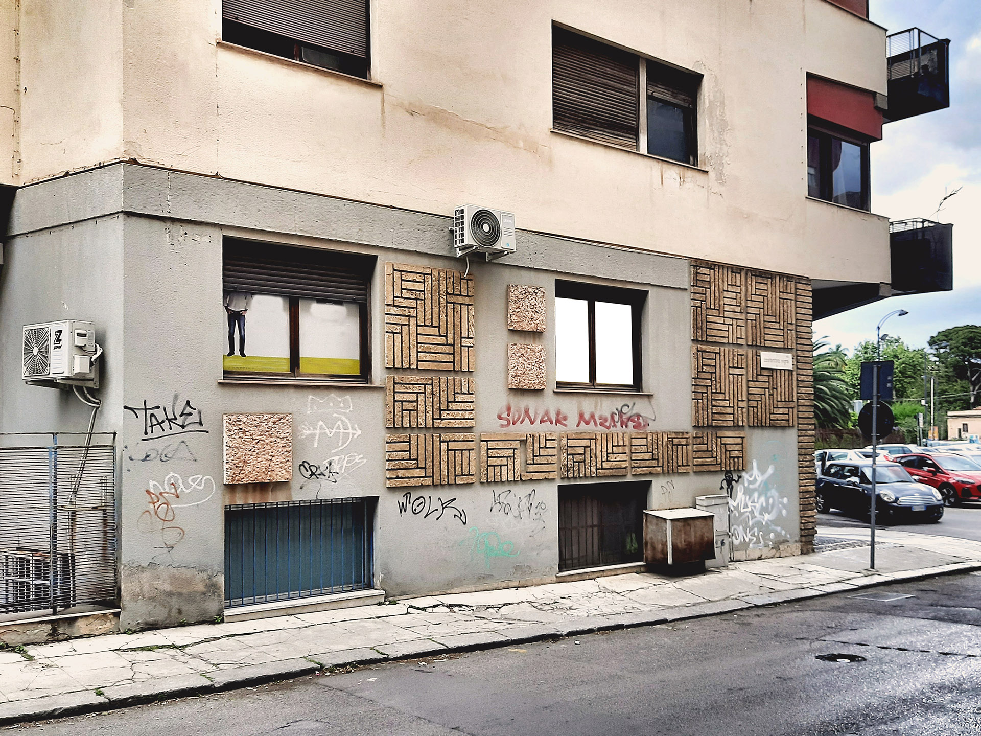 Particolare del basamento, Via Costantino Nigra