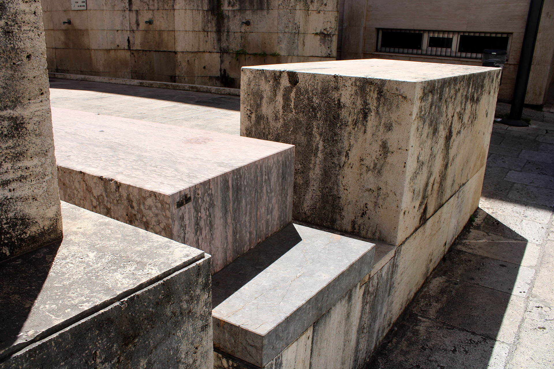 Piazza Giovanni XXIII, dettaglio