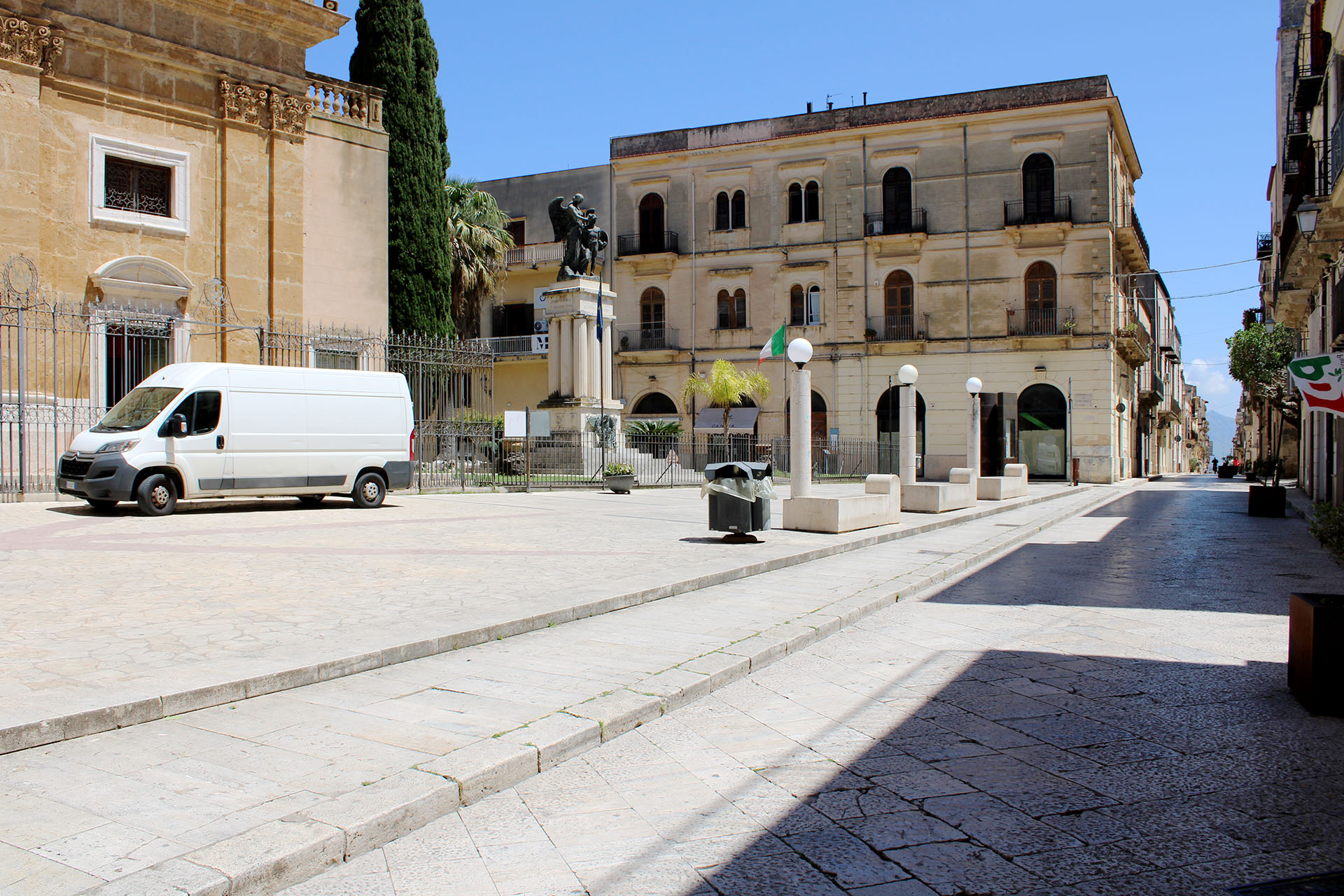 Piazza IV Novembre e Corso VI aprile, verso est