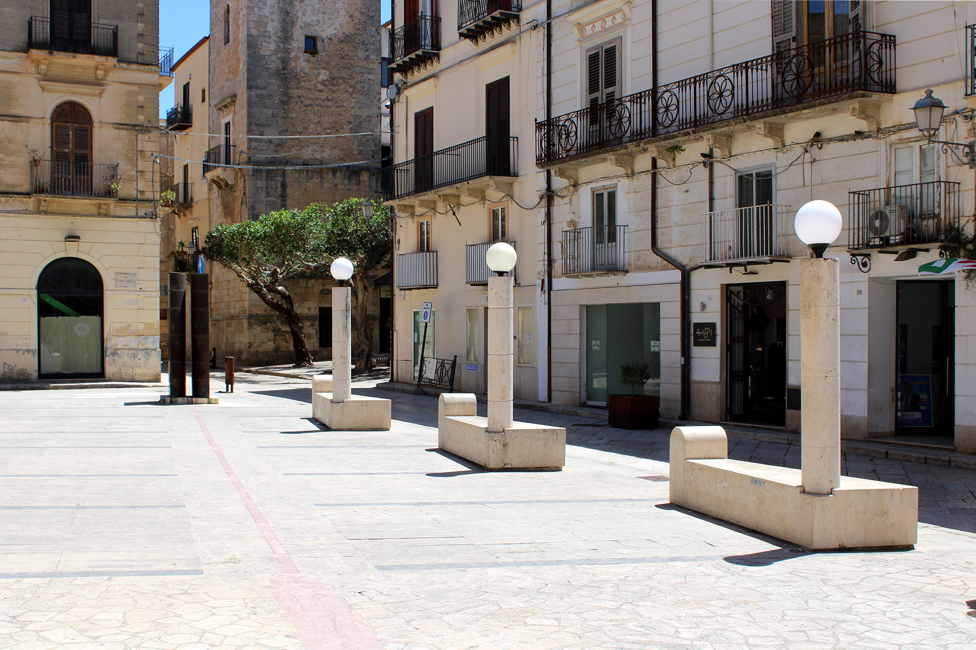 Piazza IV Novembre, panchine e totem