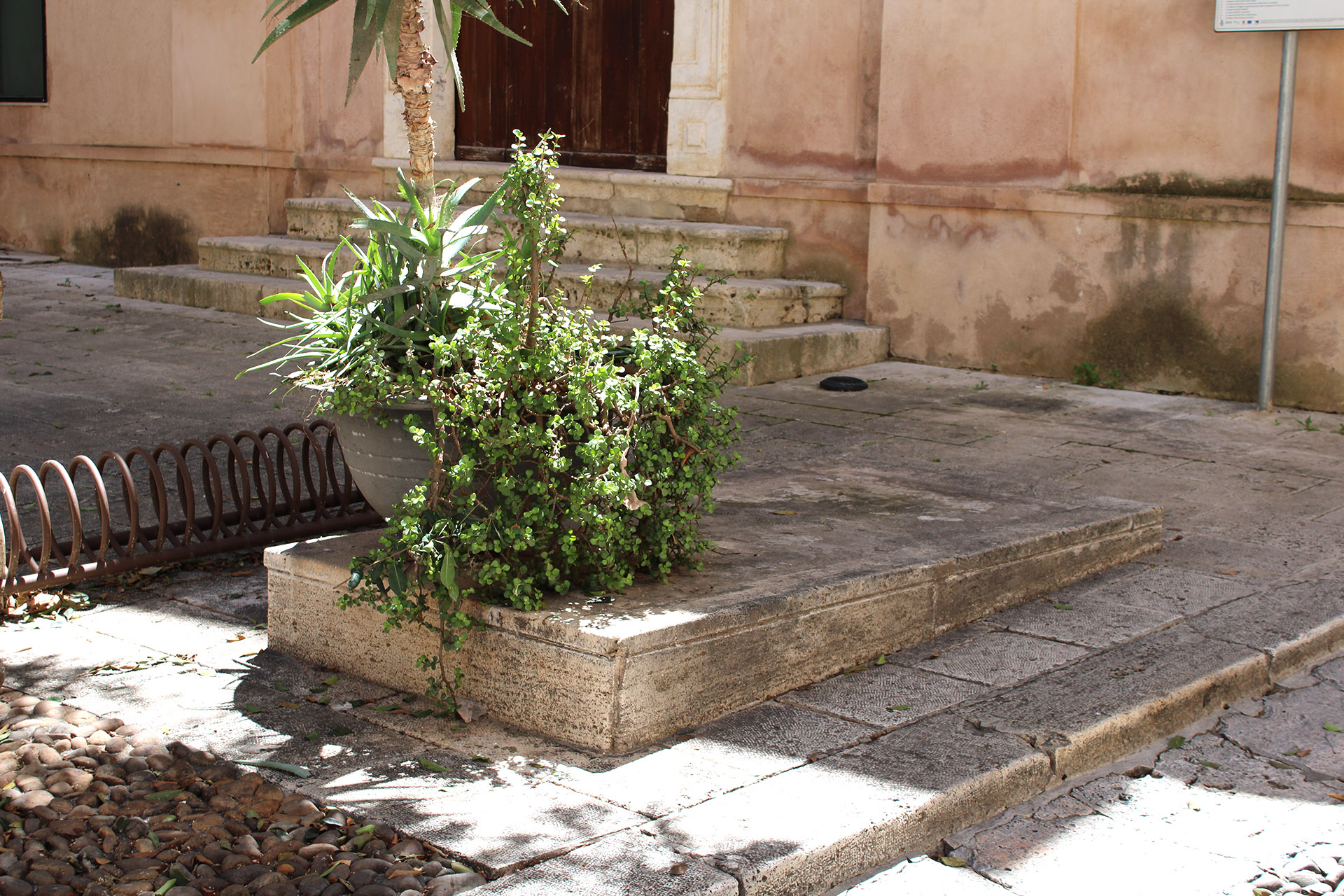 Largo Ricceri, podio lapideo della teca oggi dismessa