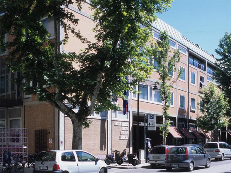 Fotografia di scorcio del fronte principale da viale Farini