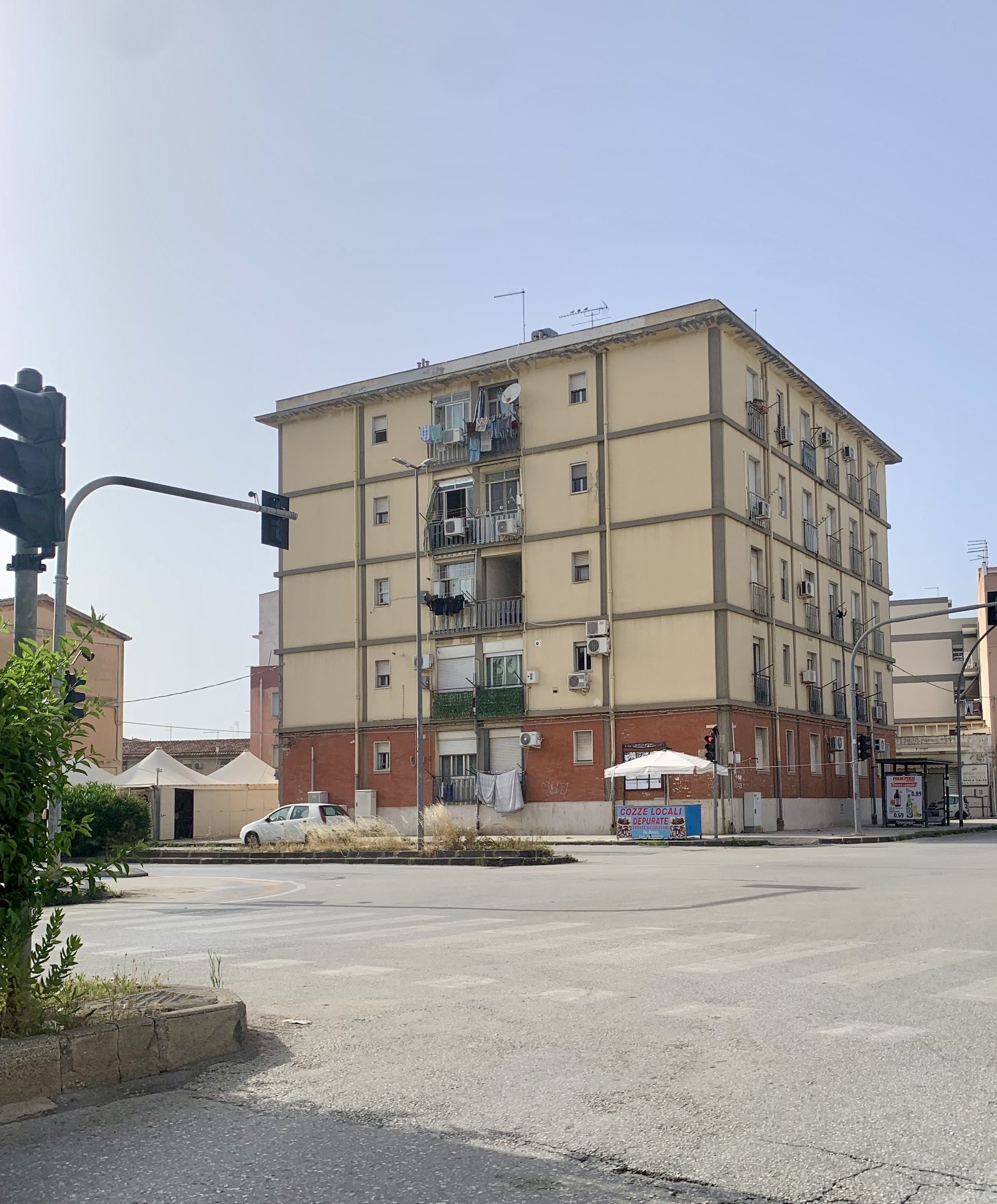 Vista di un blocco di appartamenti da Viale S. Panagia