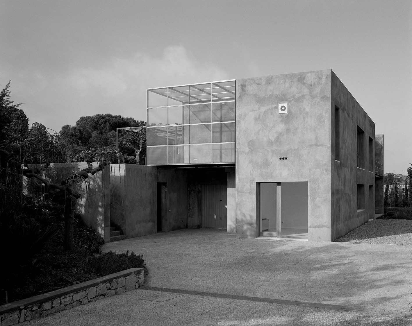 Vista della casa con il volume della pergola di acciaio