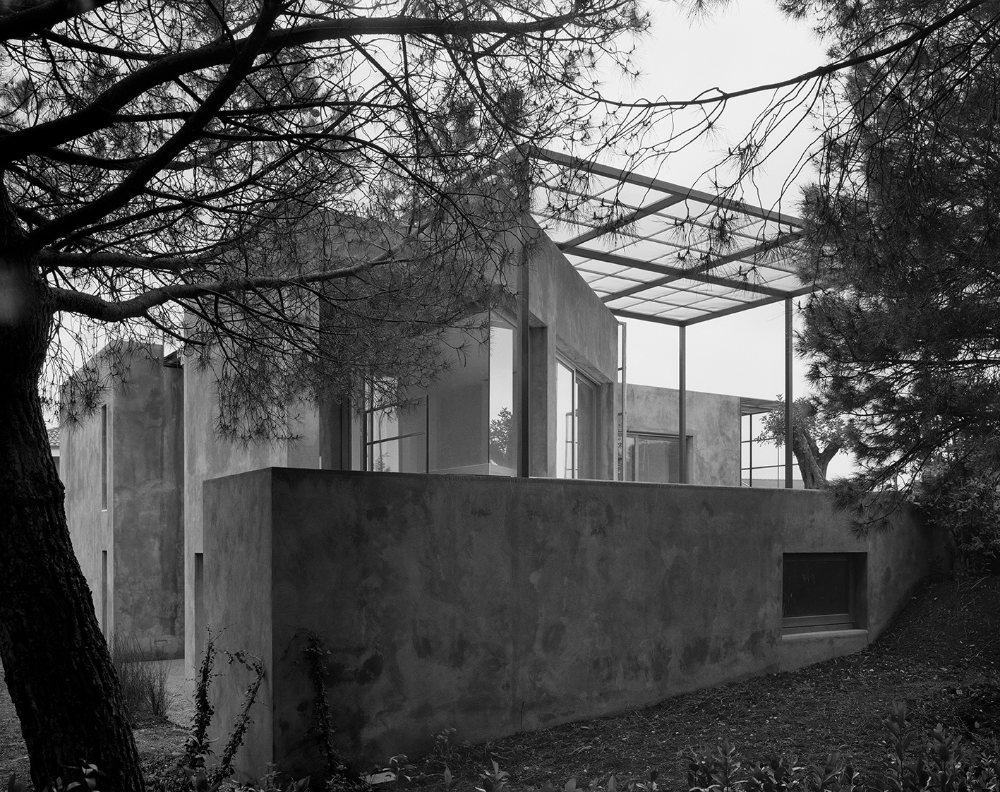 vista dal giardino dei volumi della casa e della pergola di acciaio