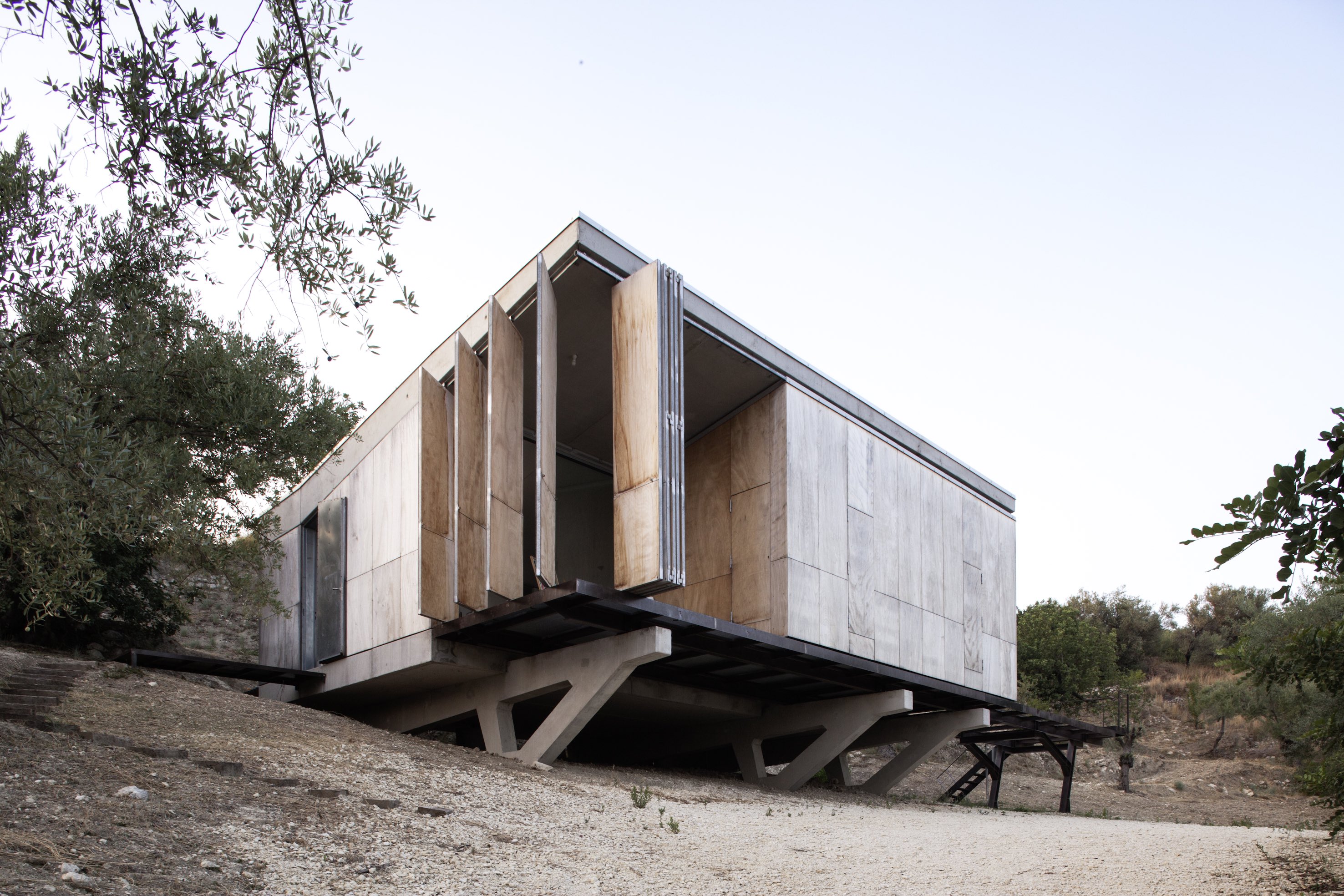 Vista della casa, con apertura parziale 