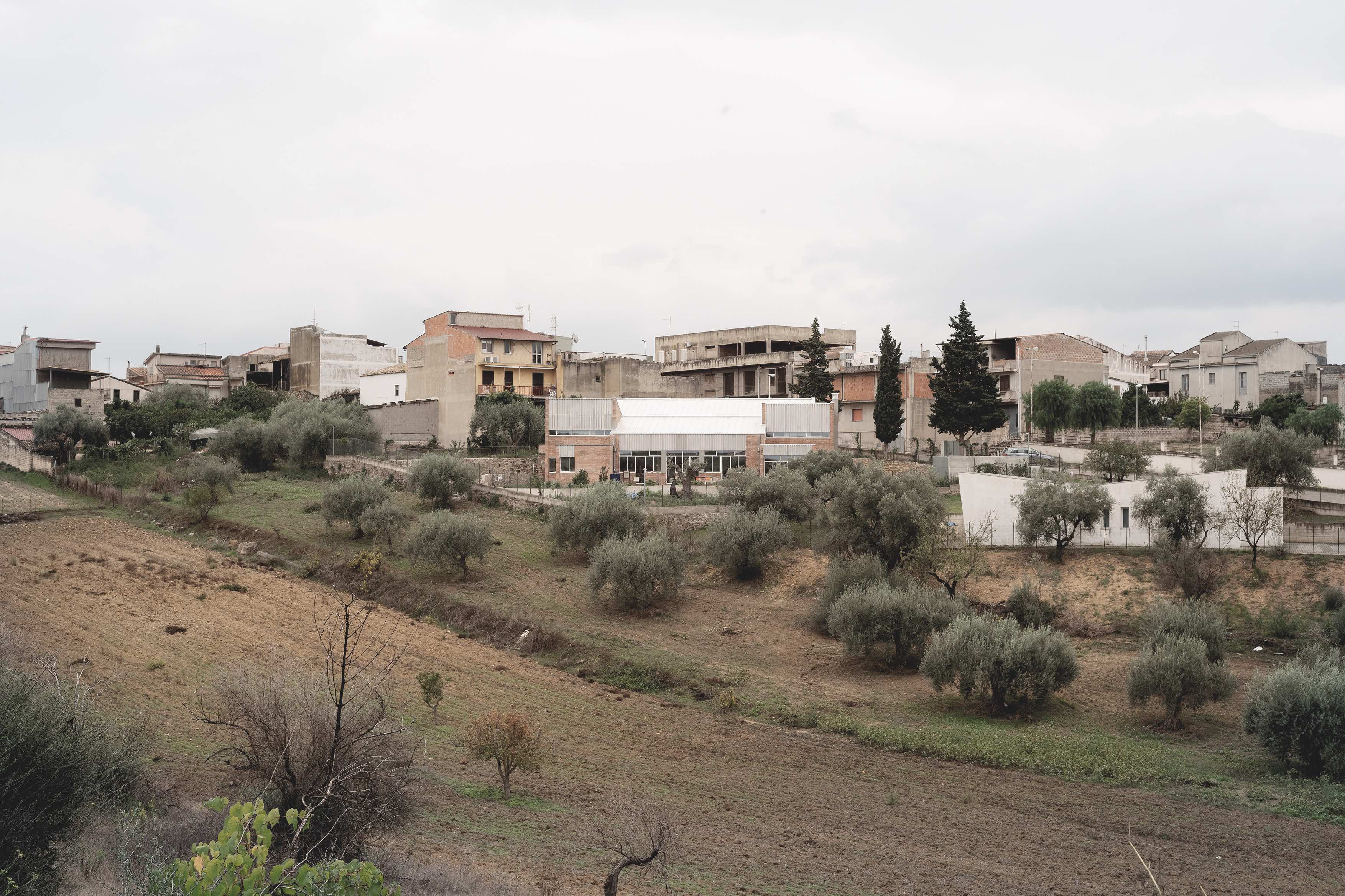 Vista della casa da nord ovest con il contesto urbano circostante