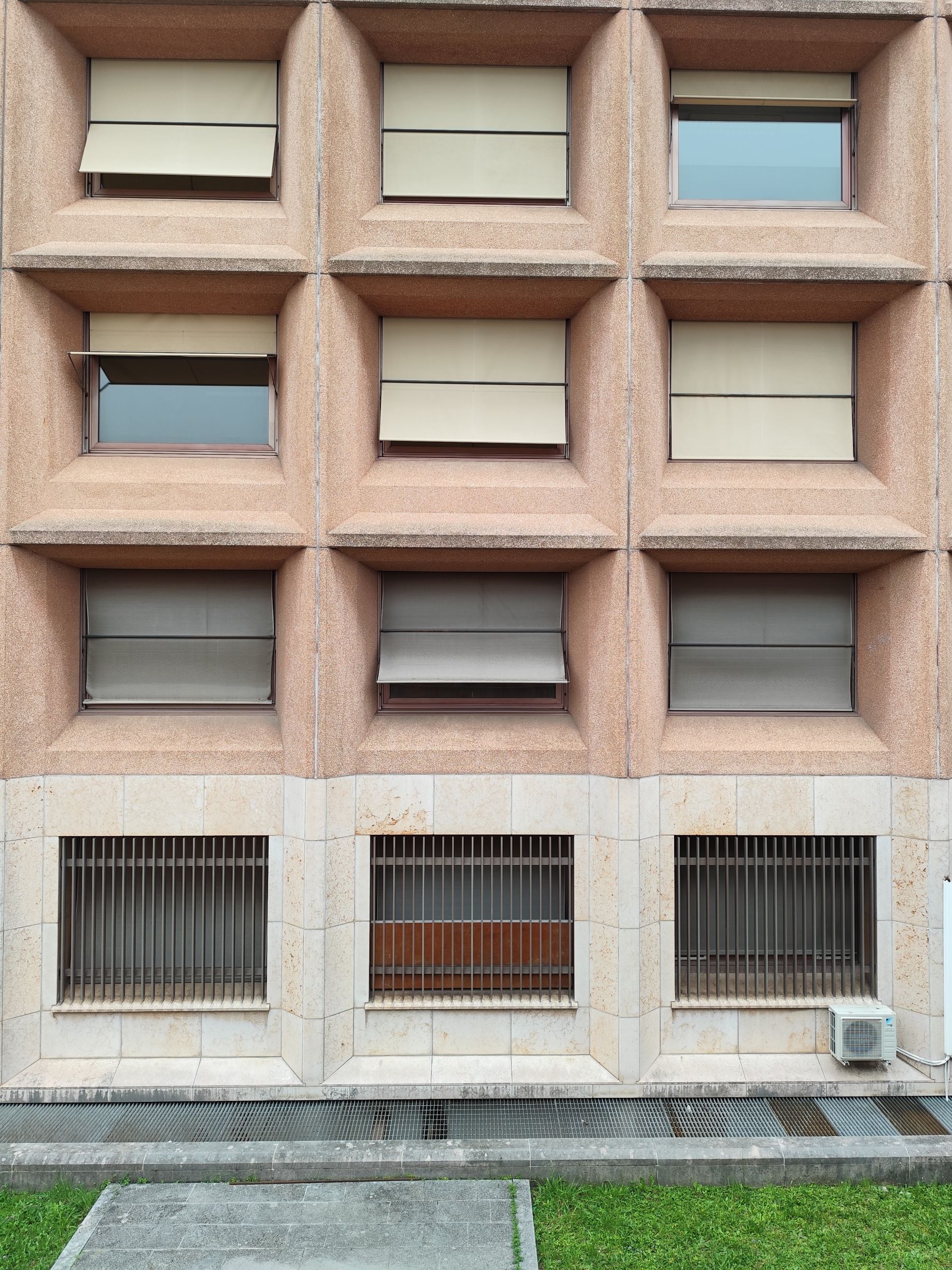 Schema modulare a griglia in facciata