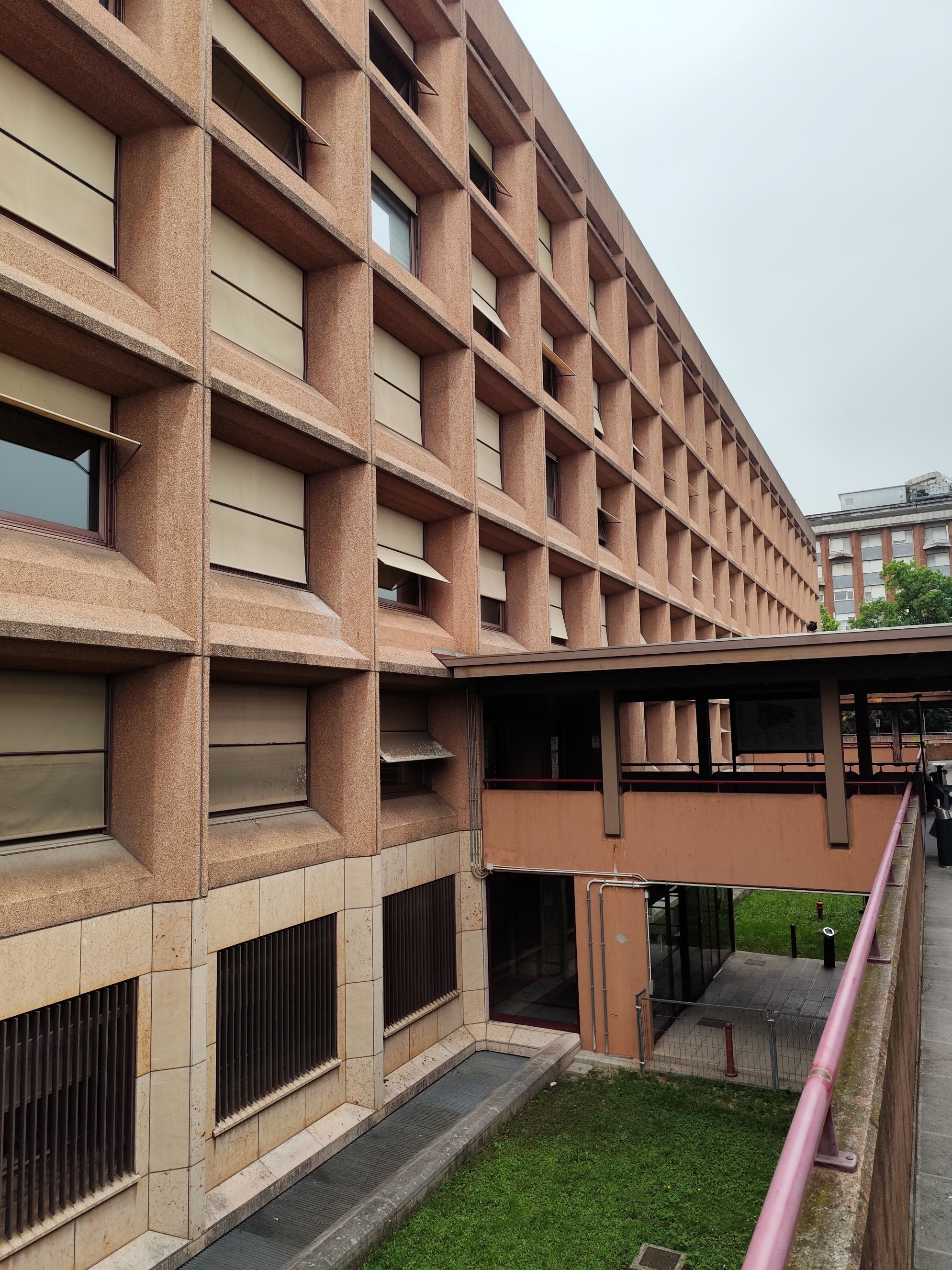 Scorcio del fronte e dell'ingresso principale