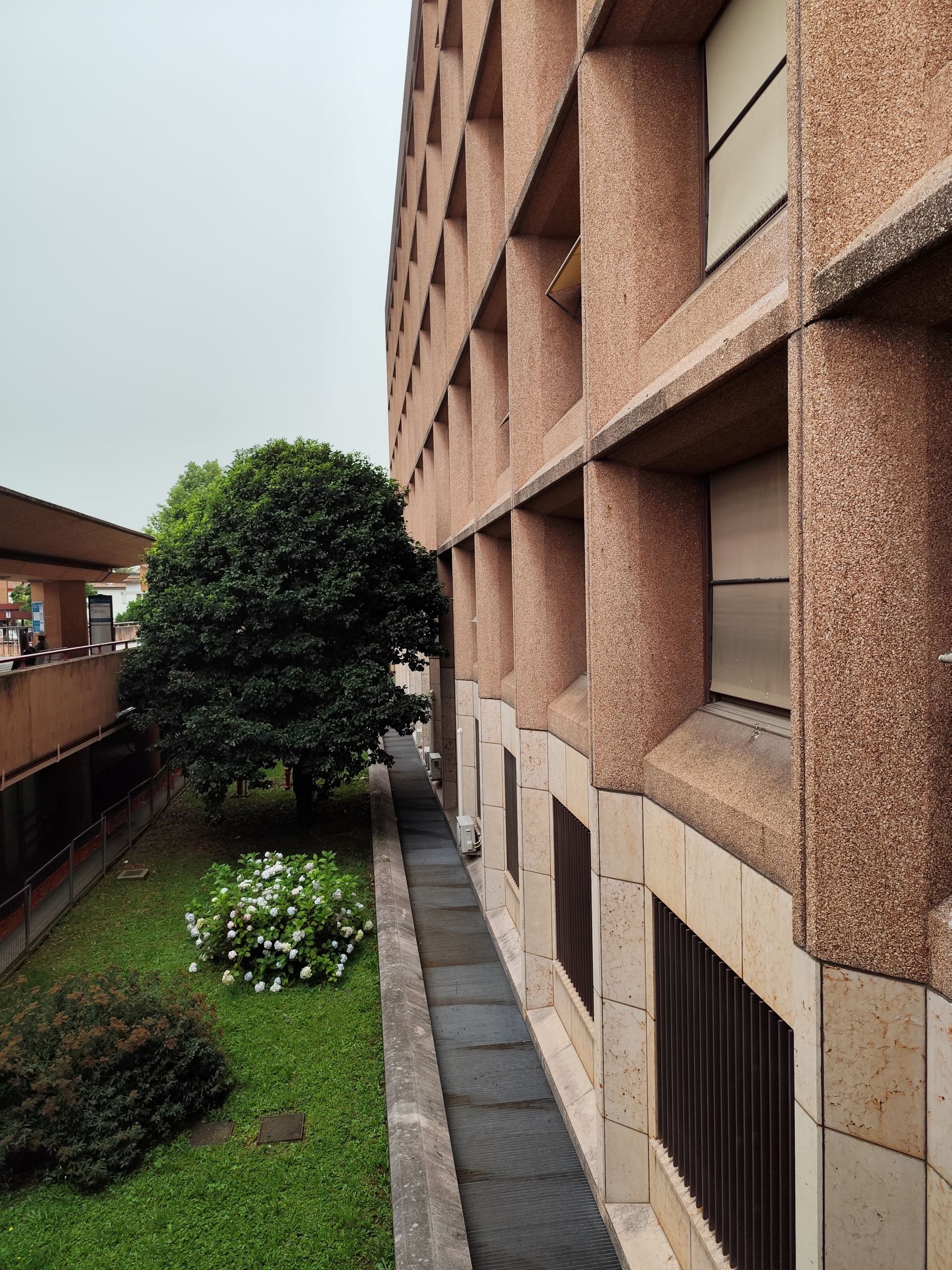 Scorcio del fronte principale, strombatura delle cornici e rivestimento in marmo rosso di Verona