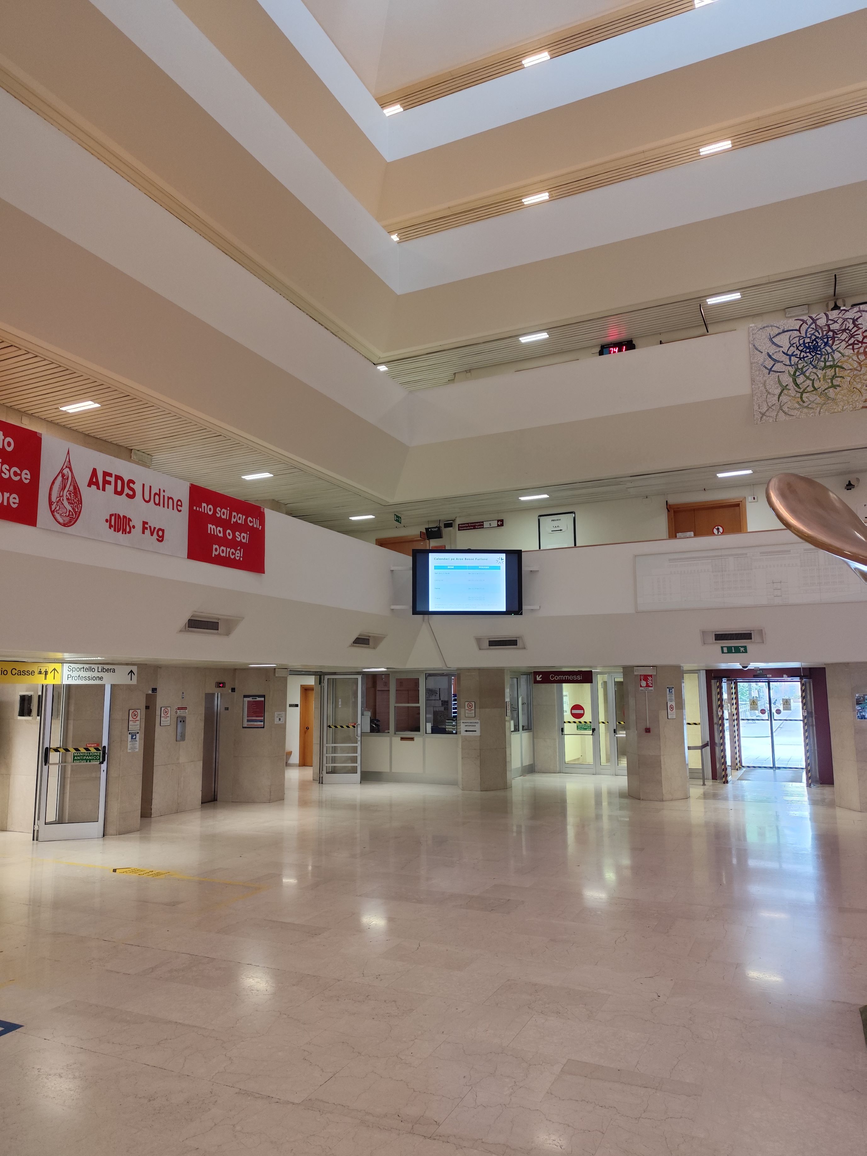 Ballatoi dei piani superiori affacciati sull'atrio centrale