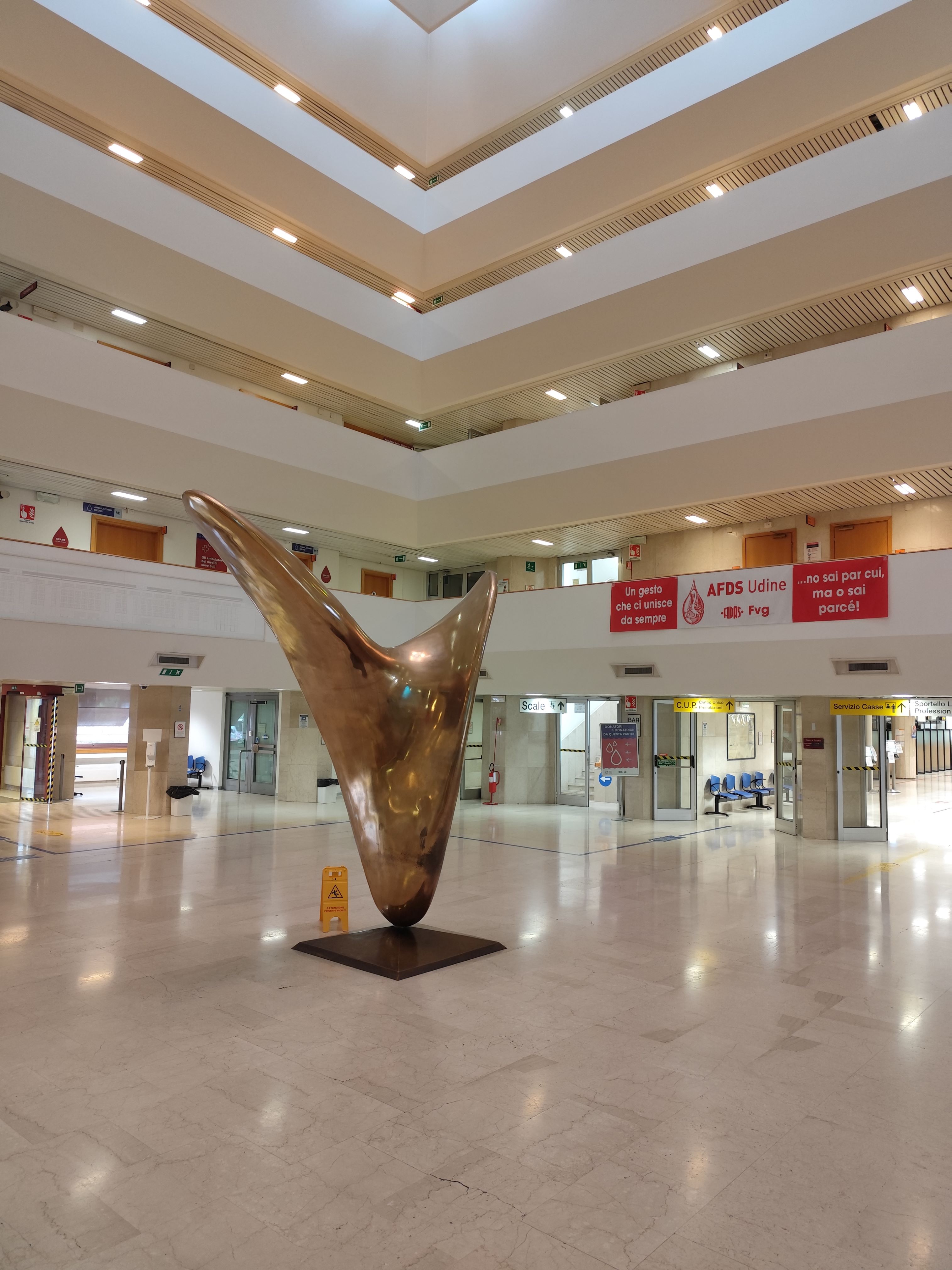 Ballatoi dei piani superiori affacciati sull'atrio centrale