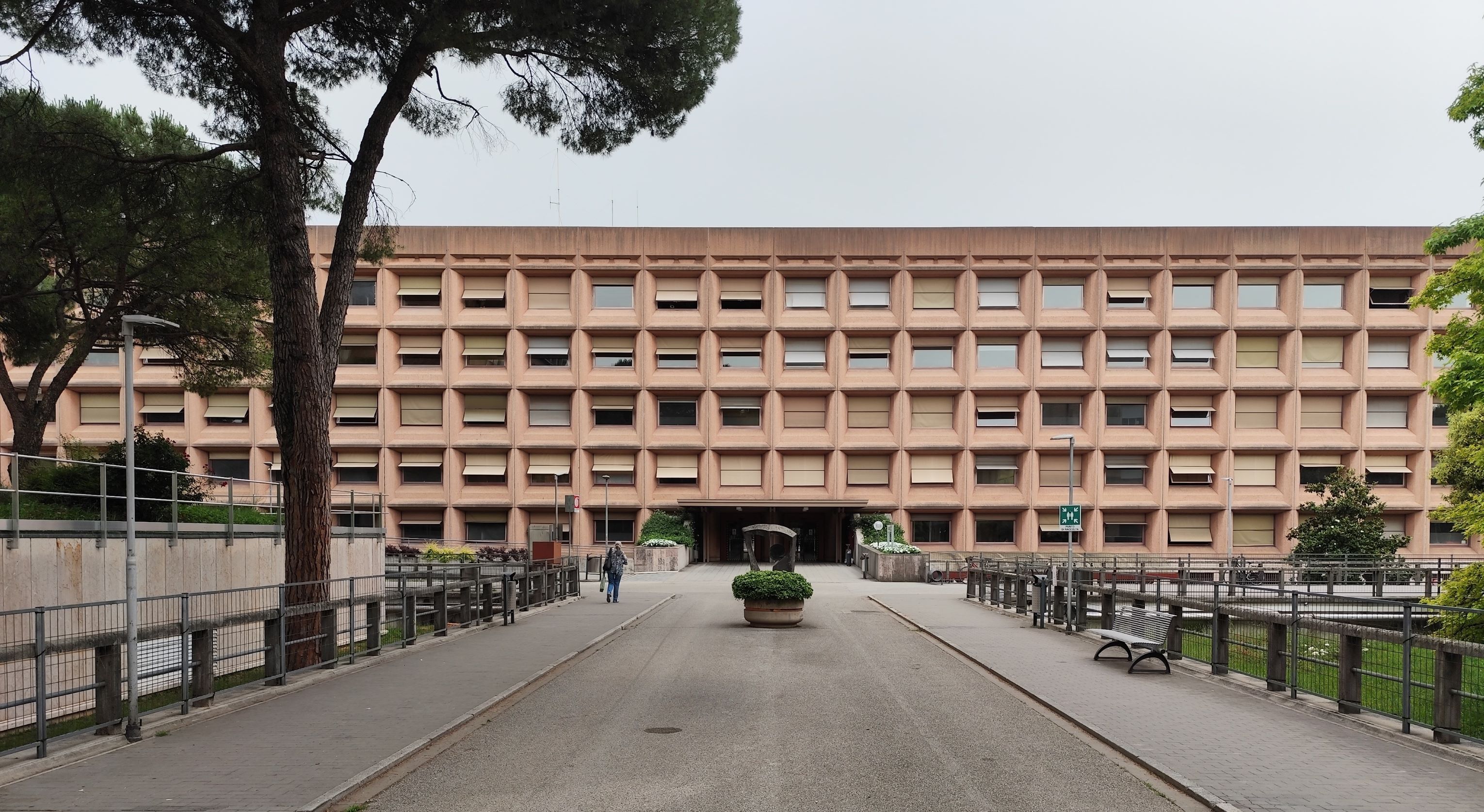 Veduta complessiva del fronte posteriore dell'edificio