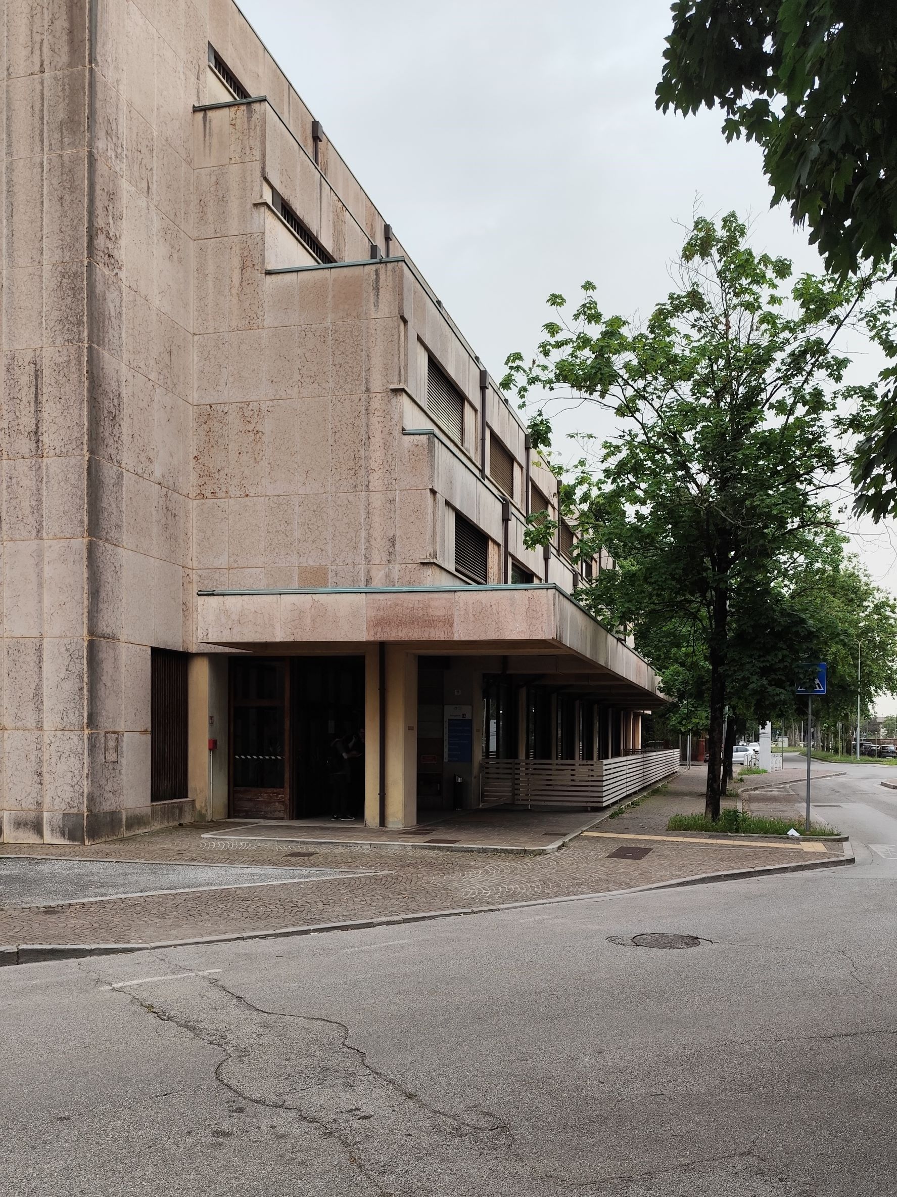 Fronte principale con volumi digradanti verso la strada