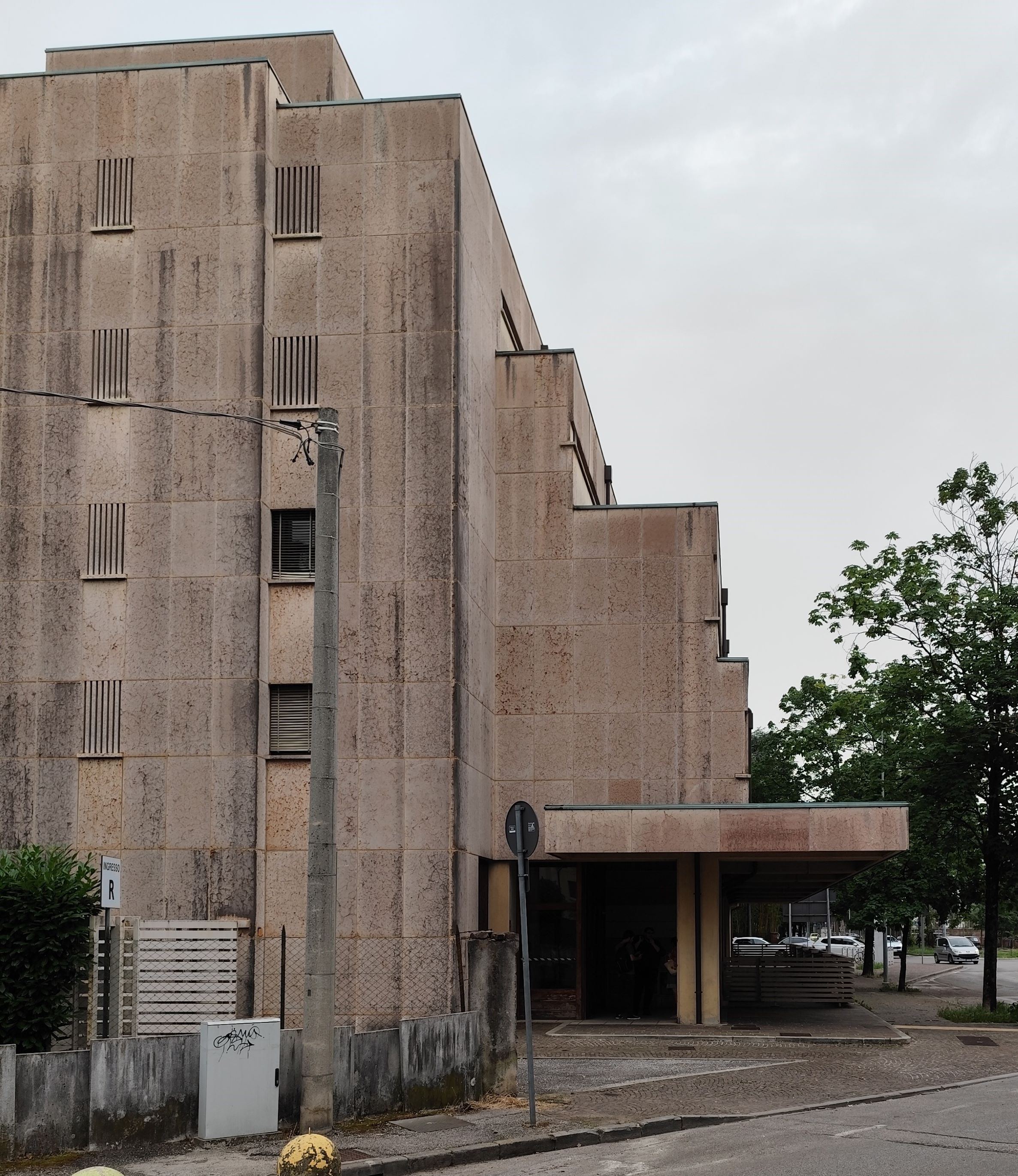 Sezione della facciata con volumi digradanti verso la strada