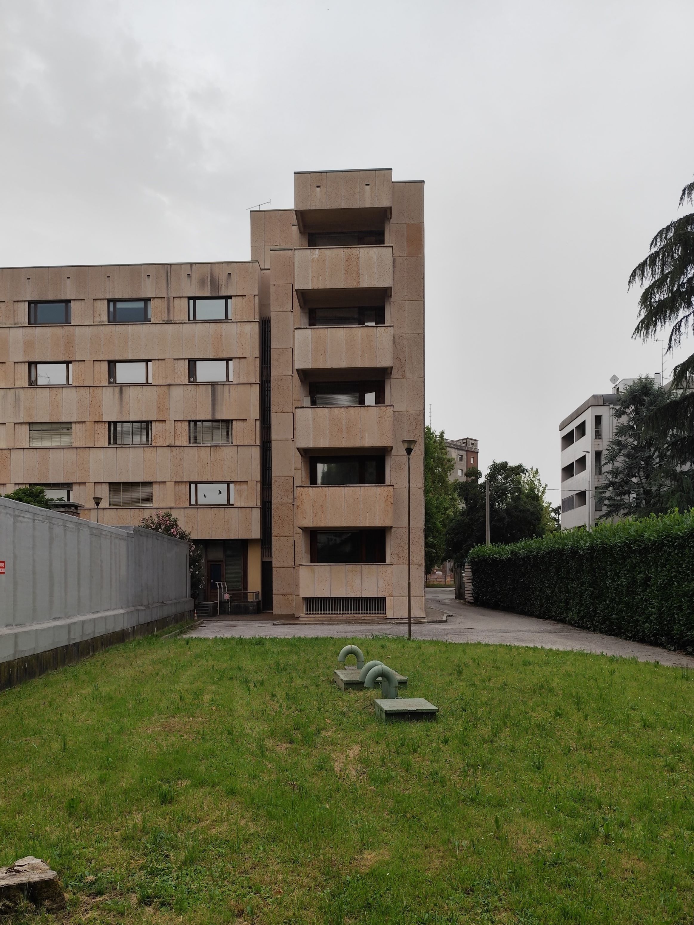 L'avancorpo innestato al corpo principale dell'edificio