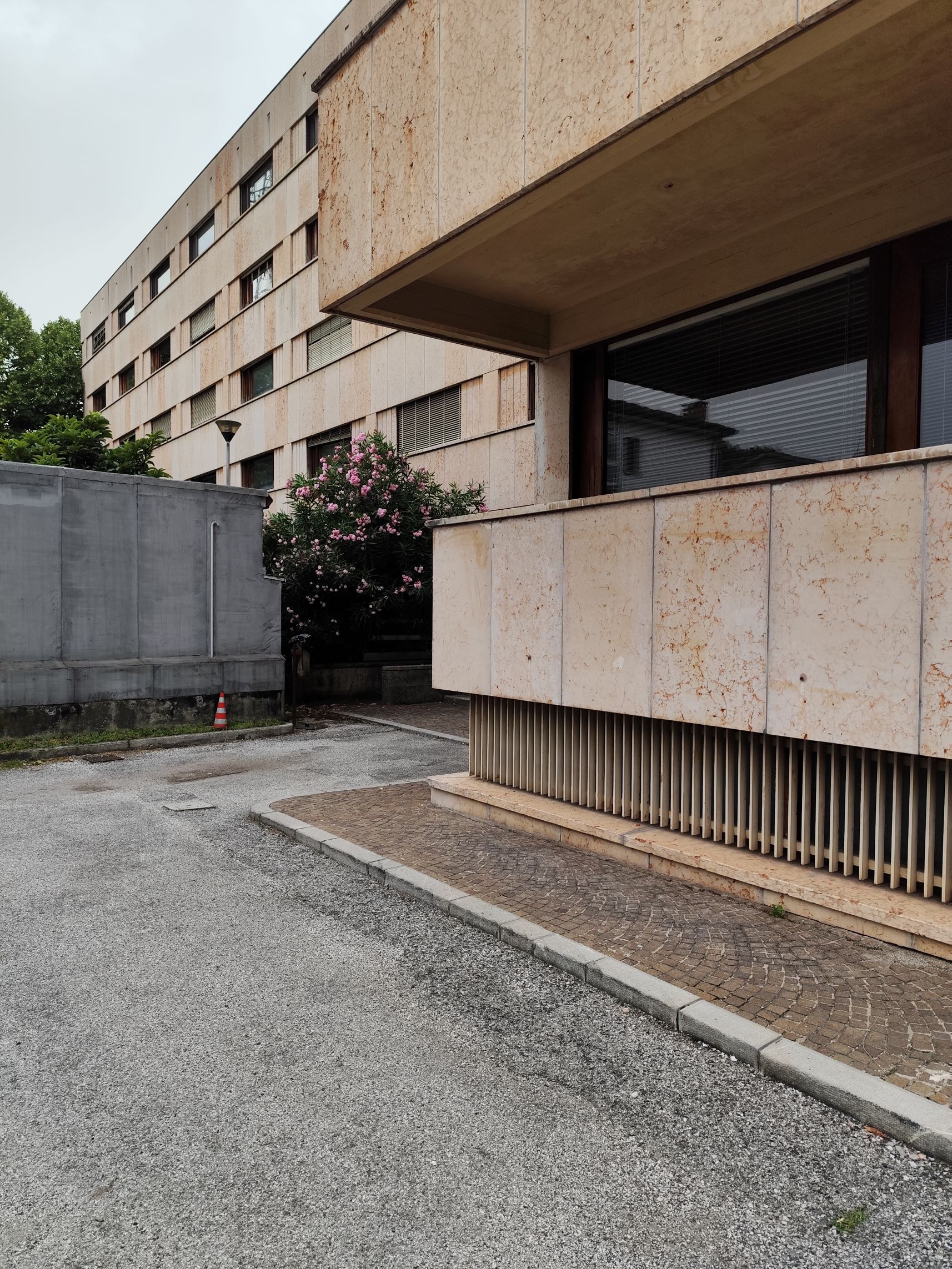 Dettaglio di un balcone aggettante dell'avancorpo e rivestimento in marmo rosso di Verona