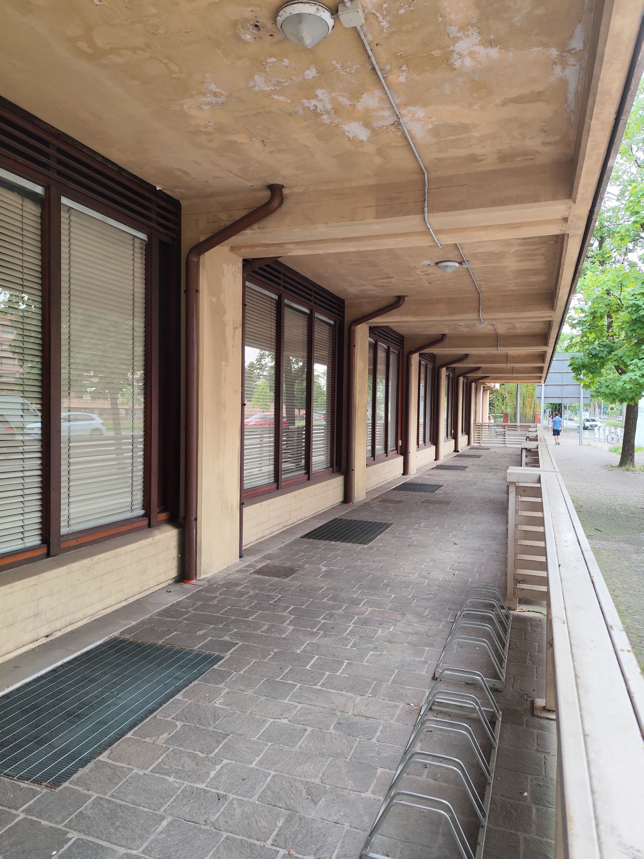 Pianterreno con soletta a sbalzo della pensilina del fronte principale