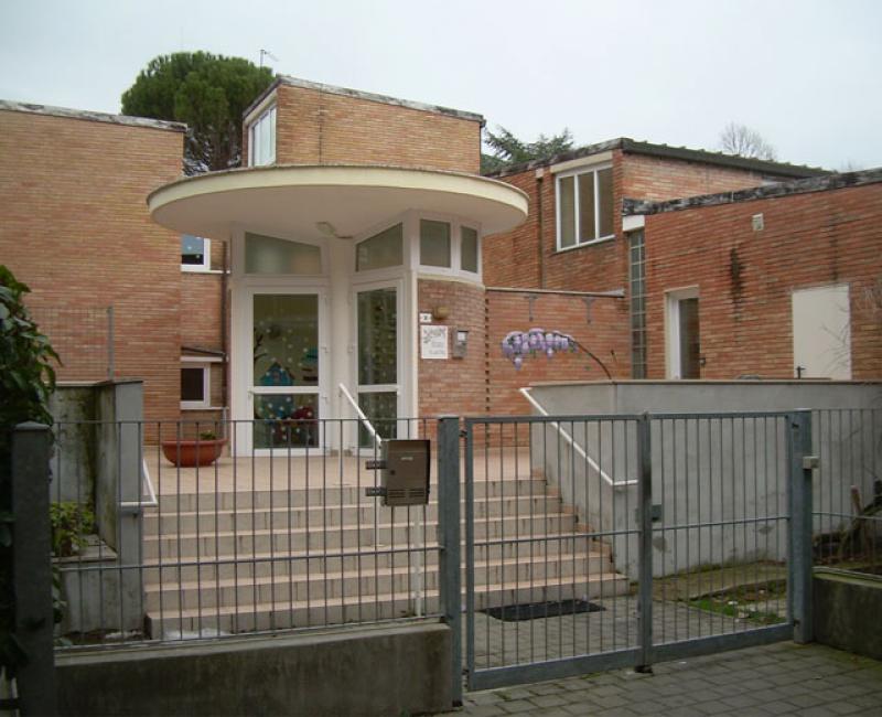 Vista dell’ingresso prima della sostituzione dei serramenti