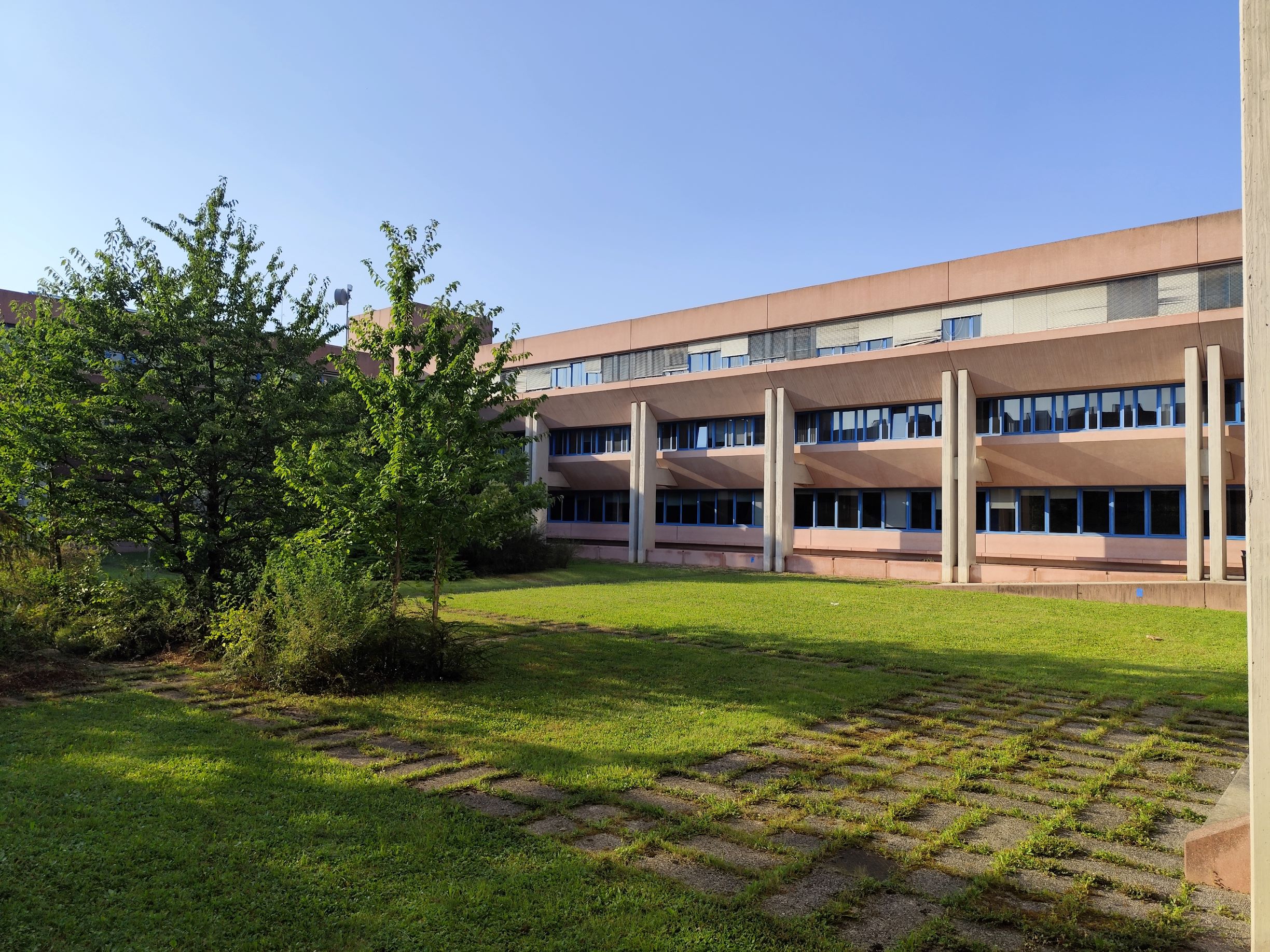 Veduta di una corte centrale porticata