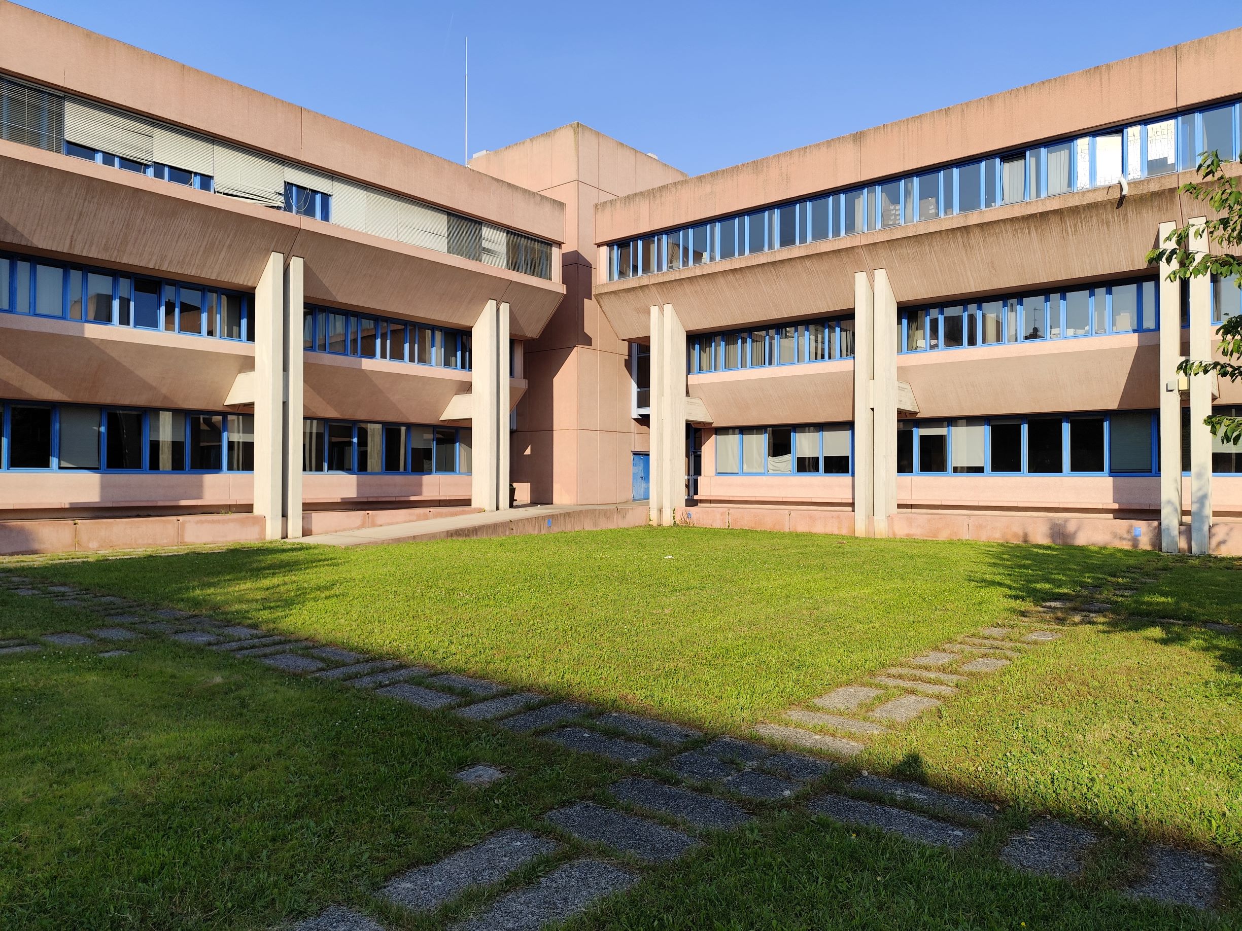 Torre angolare di una corte centrale porticata