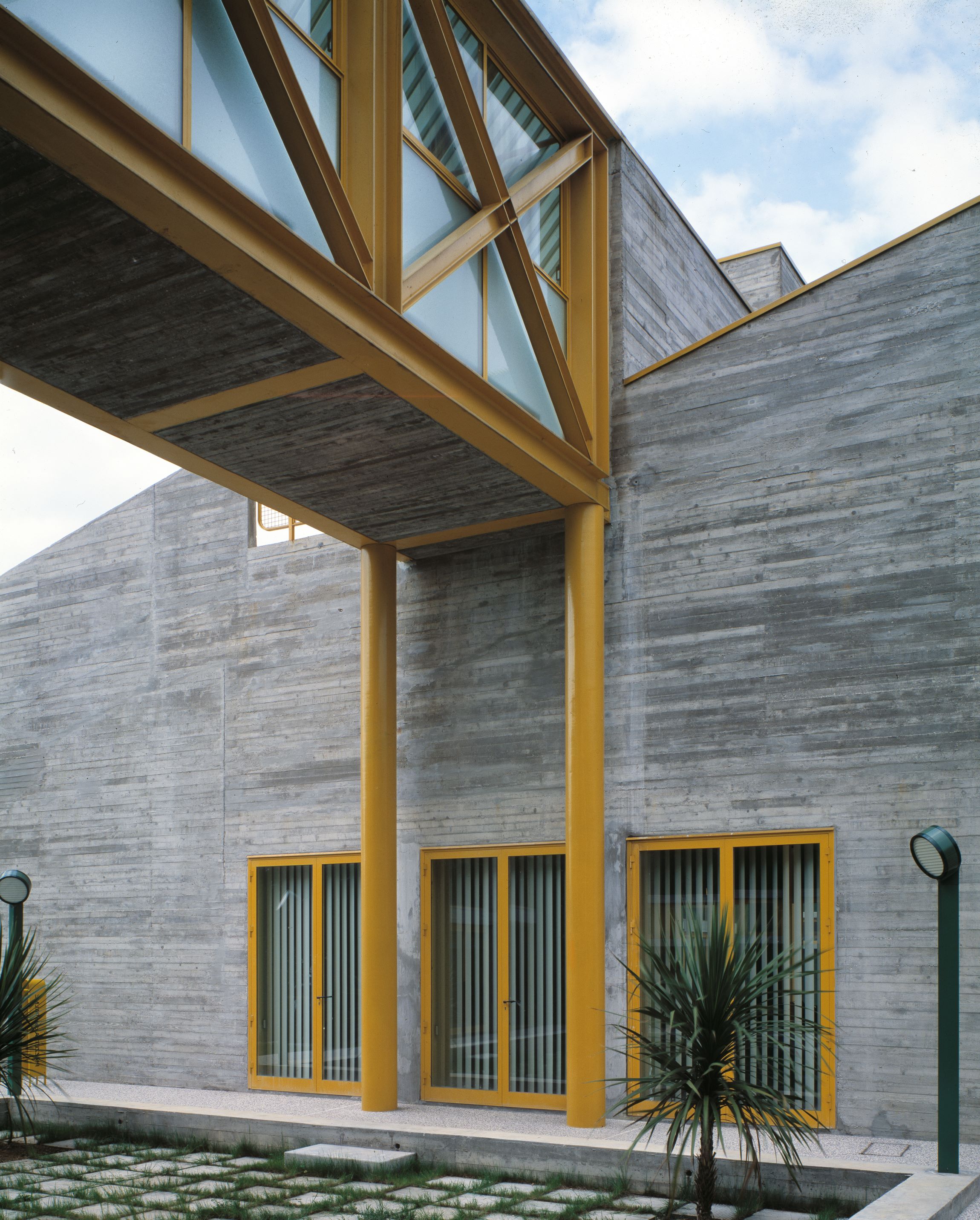 Scorcio di uno dei fianchi del corpo centrale a cui si collega il passaggio in quota vetrato