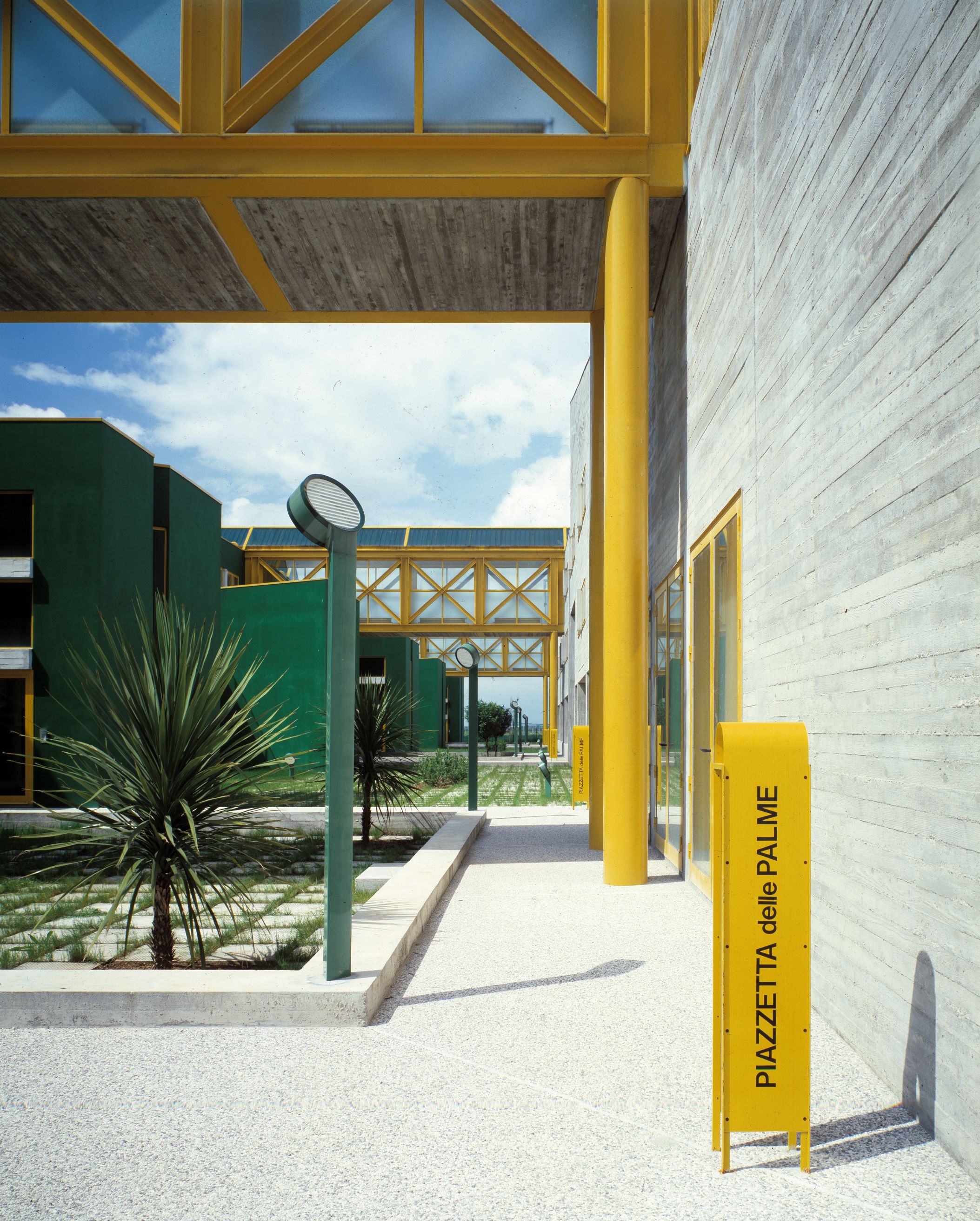 Scorcio dei passaggi in quota di collegamento fra le unità abitative e il corpo centrale