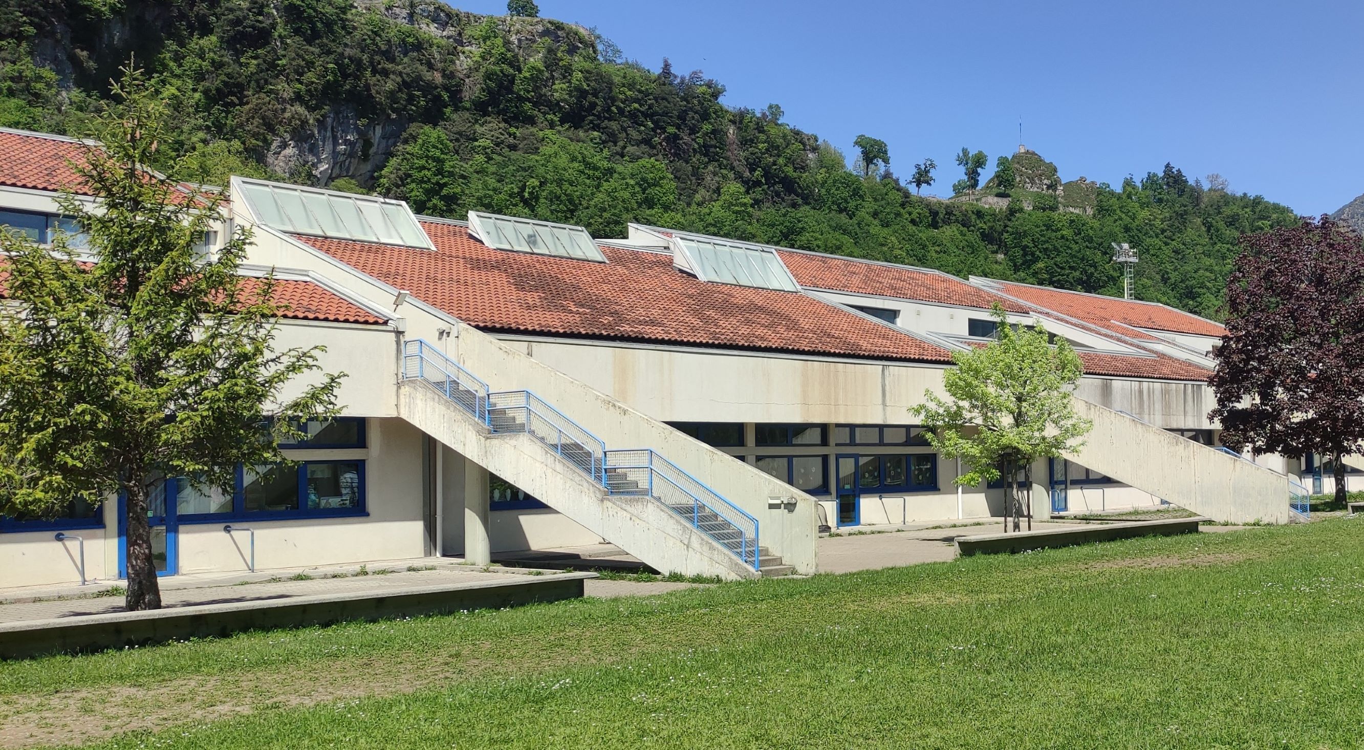 Sistema di rampe di collegamento fra le terrazze al primo piano e il giardino antistante