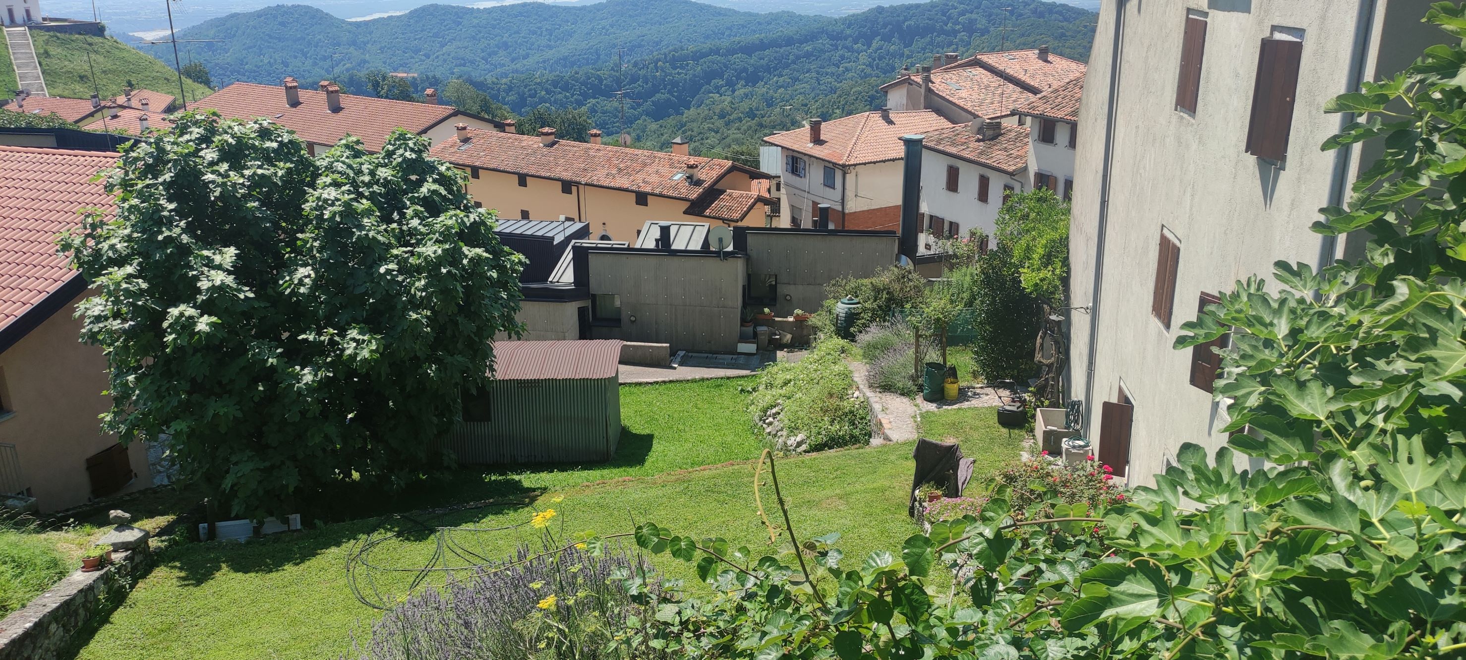 Veduta dell'edificio dalla cima del pendio