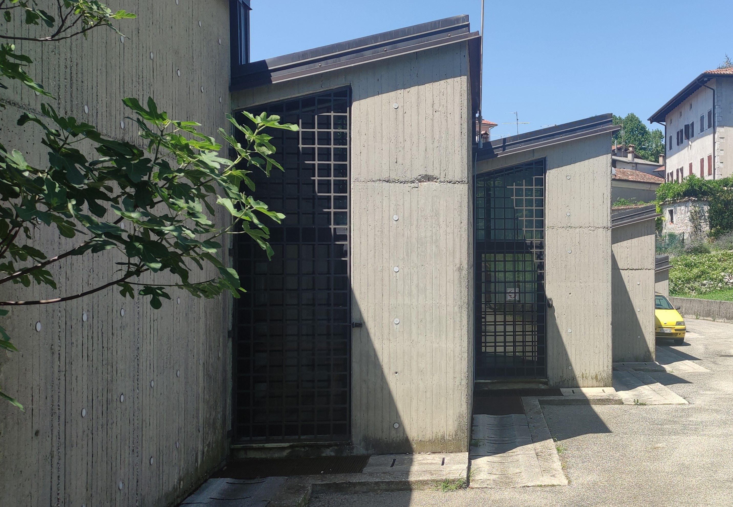 Veduta posteriore dei setti che compongono l'impianto dell'edificio