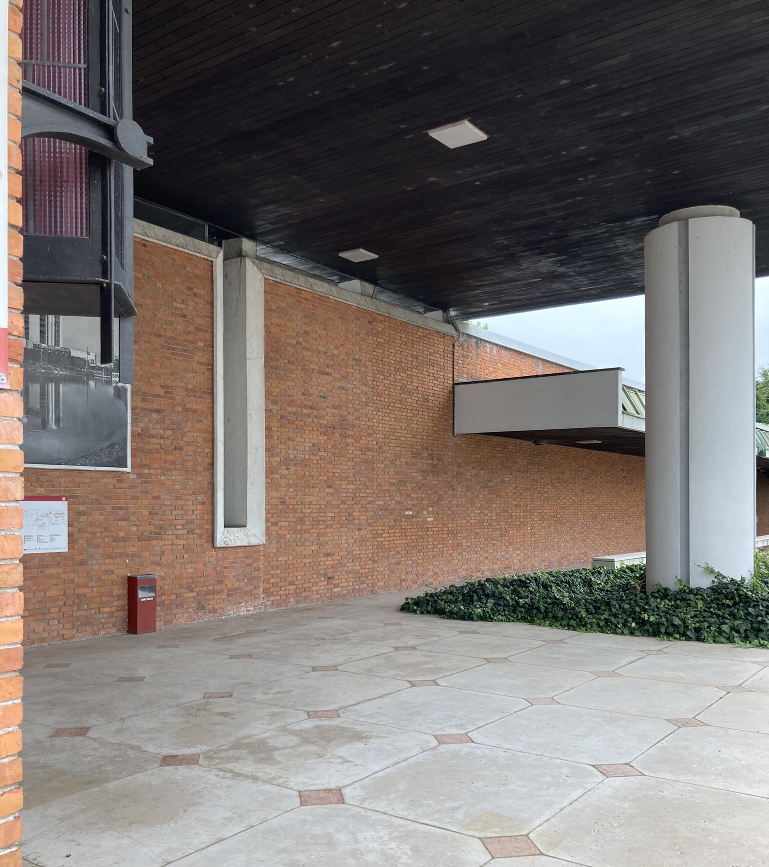 Il portico d'ingresso