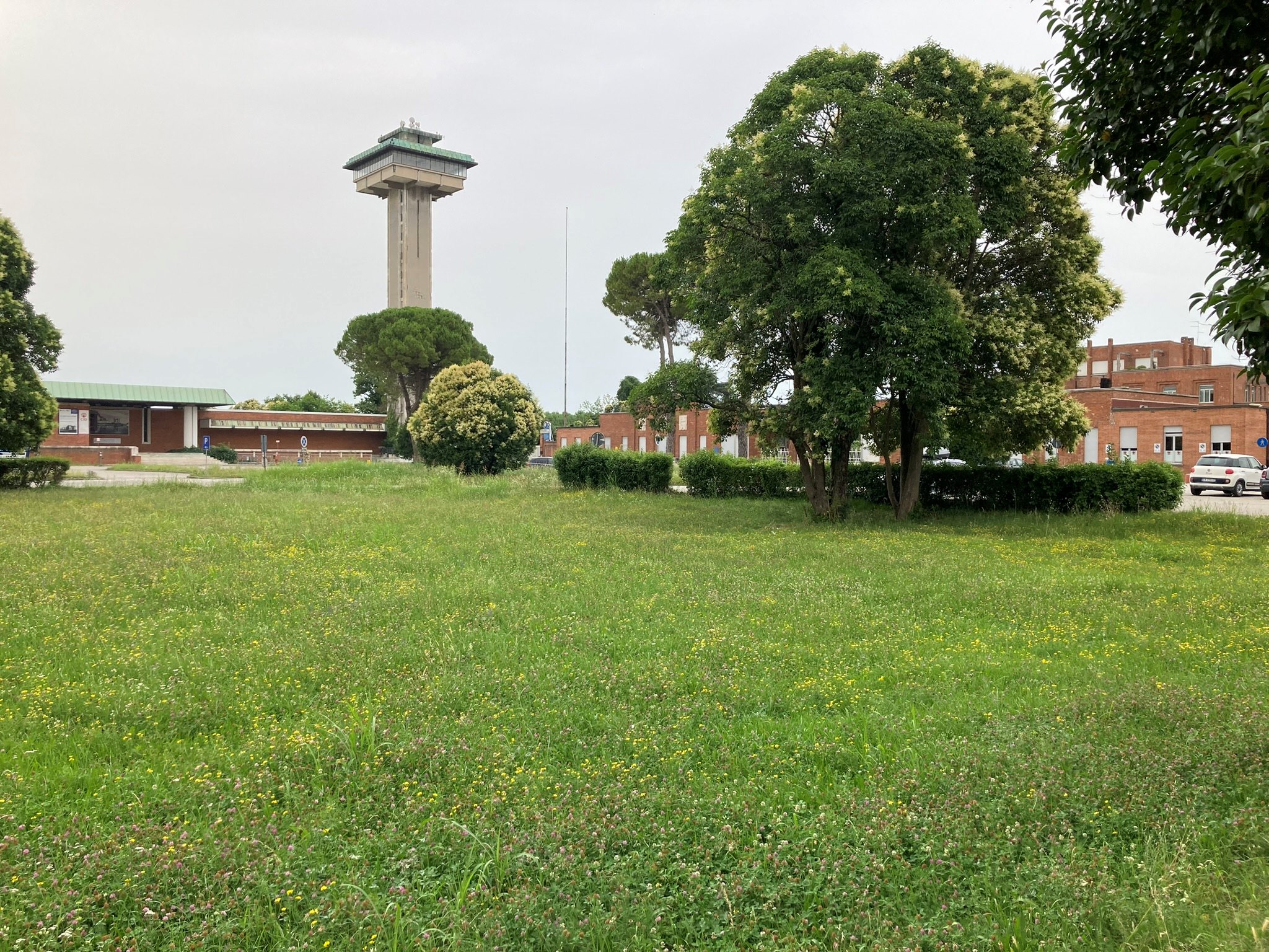 Il piazzale verde antistante