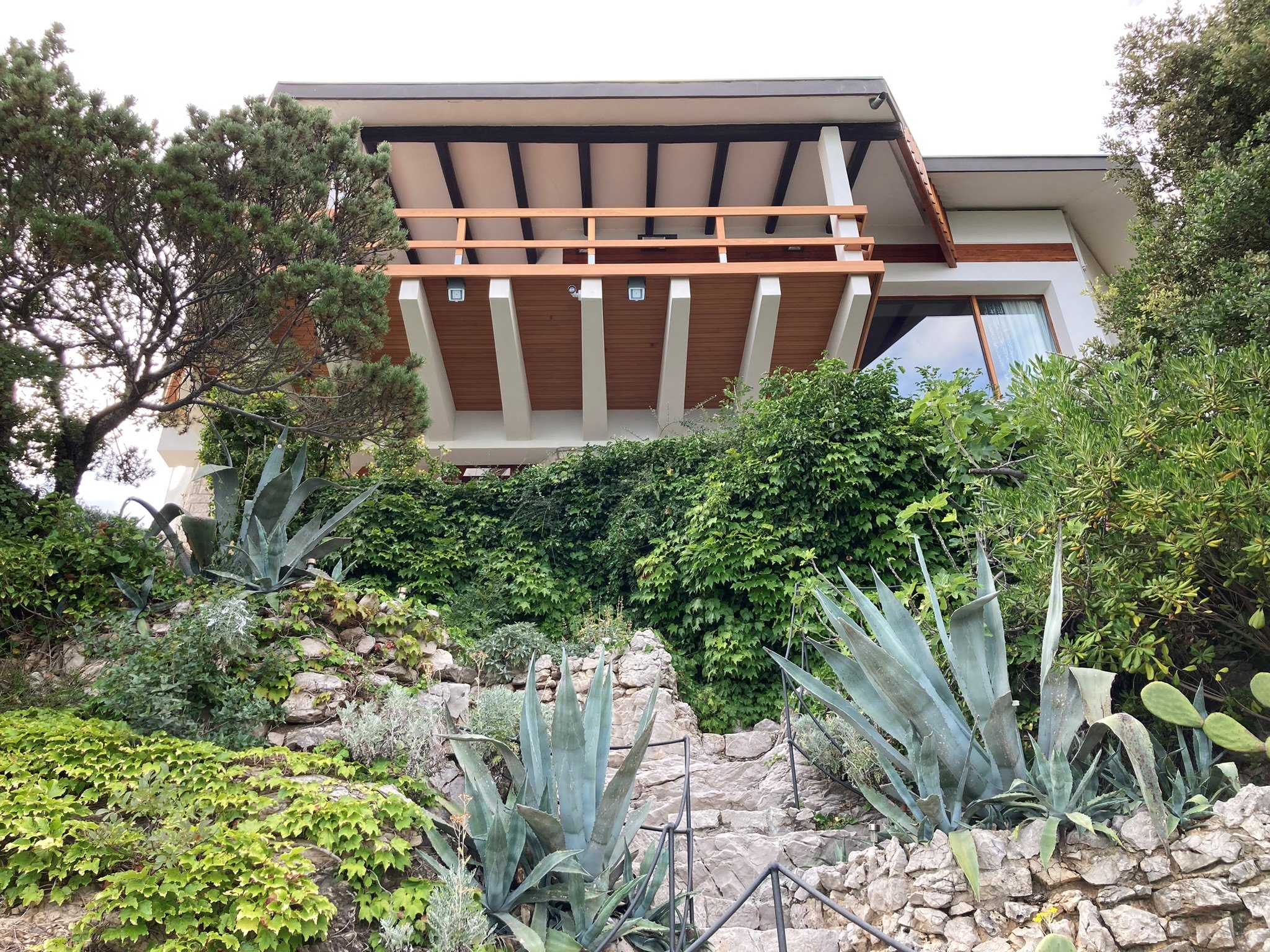 La villa vista dalla discesa a mare