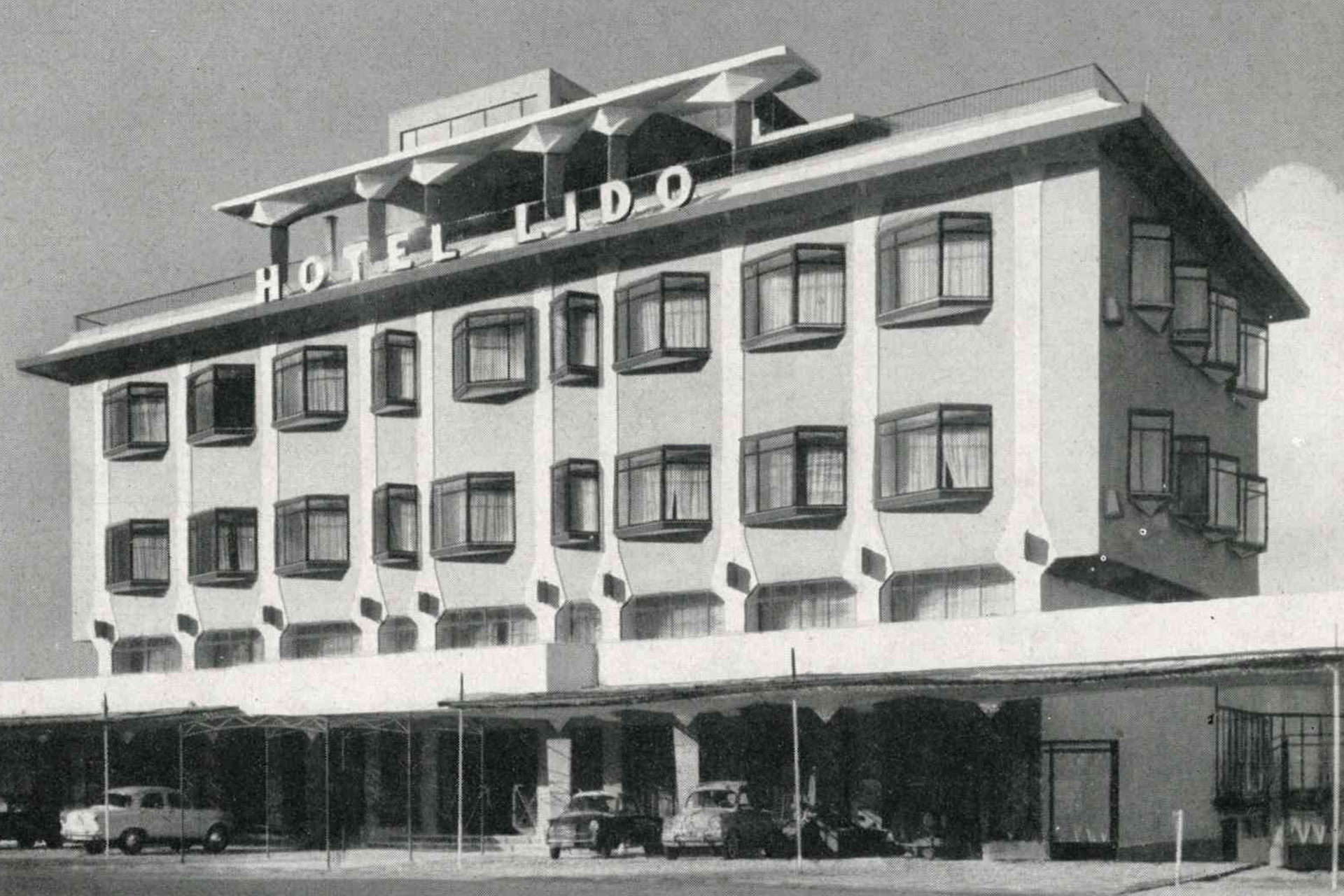 Scorcio prospettico dell’hotel dal piano strada