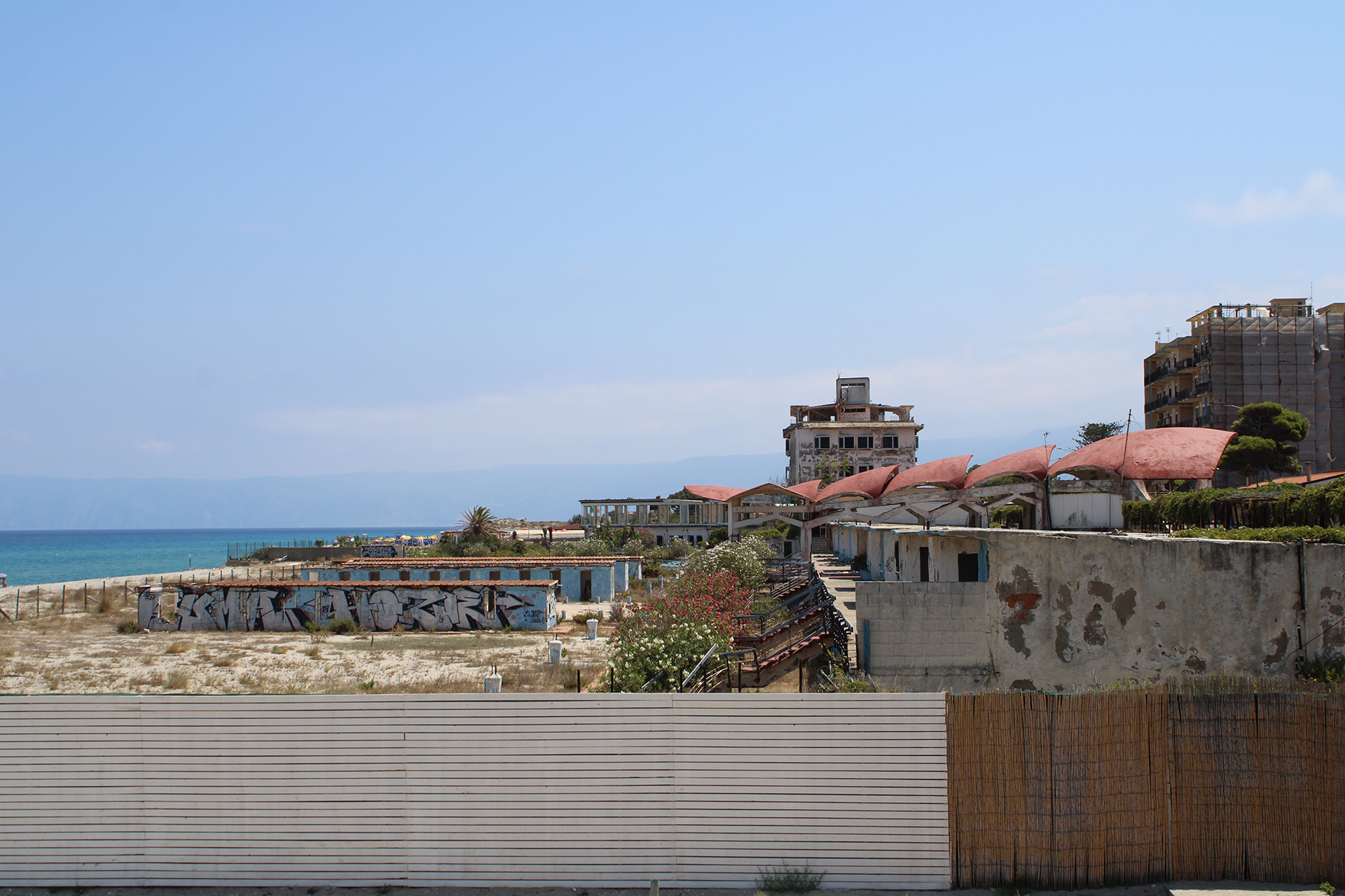 Scorcio prospettico del lido e dell’hotel al 2024