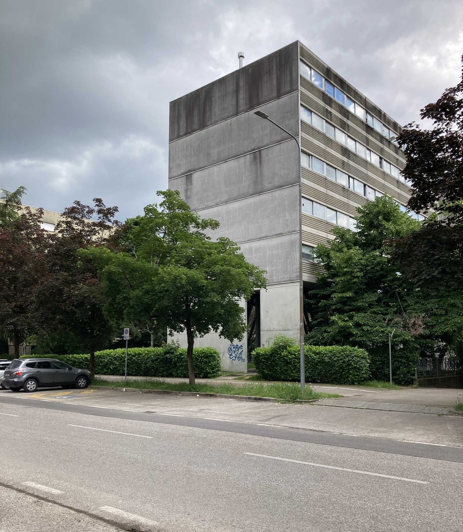 La testata sulla strada principale