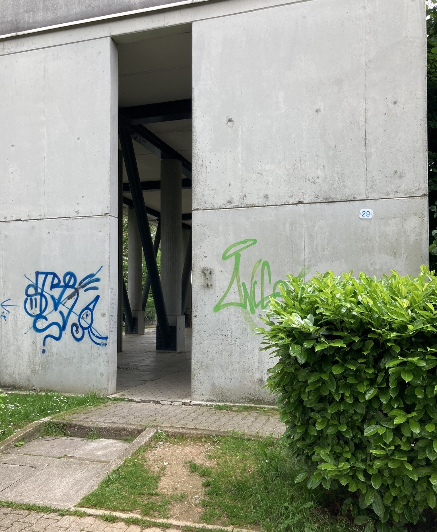 L'ingresso al portico